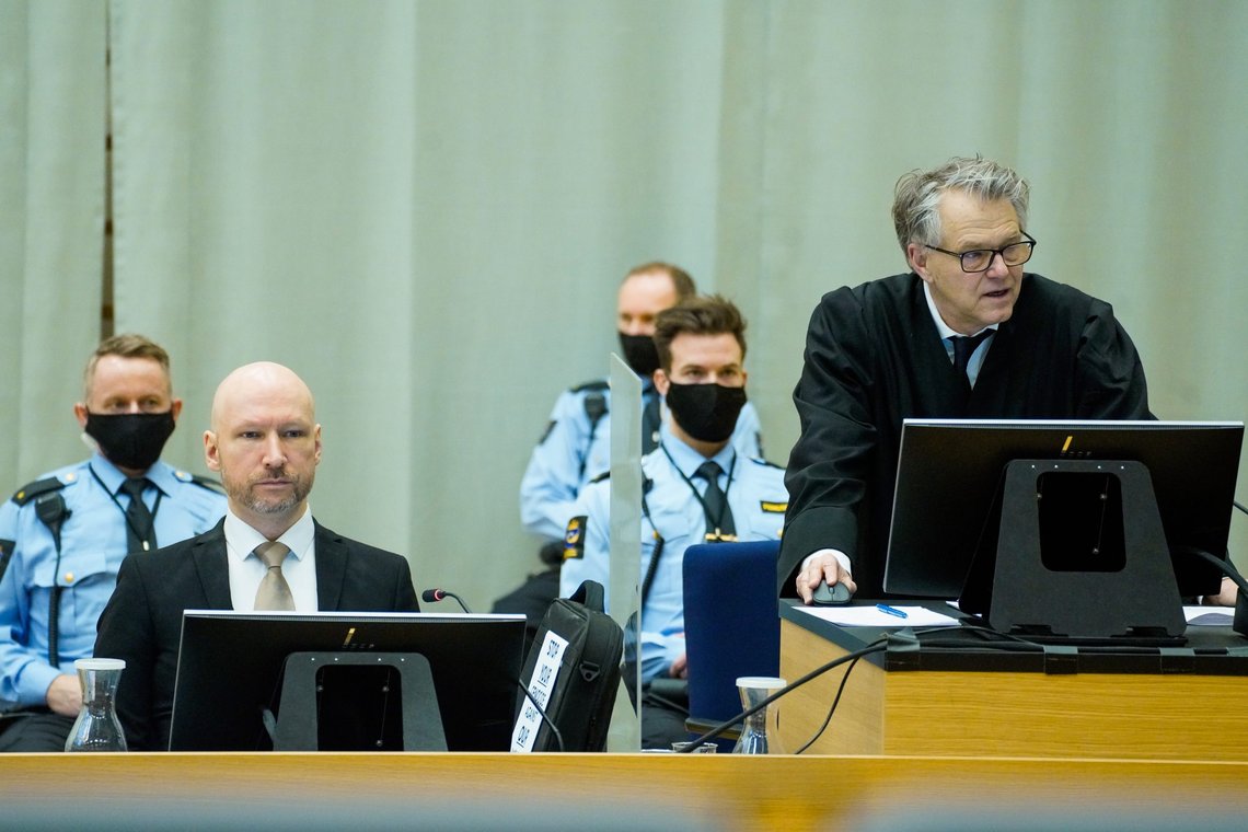 Anders Behring Breivik/Fjotolf Hansen og forsvarer Øystein Storrvik i den provisoriske rettssalen i Skien fengsel under rettssaken der han begjærte seg prøveløslatt i januar 2022. Foto: Ole Berg-Rusten, NTB. Anders Behring Breivik/Fjotolf Hansen og forsvarer Øystein Storrvik i den provisoriske rettssalen i Skien fengsel under rettssaken der han begjærte seg prøveløslatt i januar 2022. Foto: Ole Berg-Rusten, NTB.