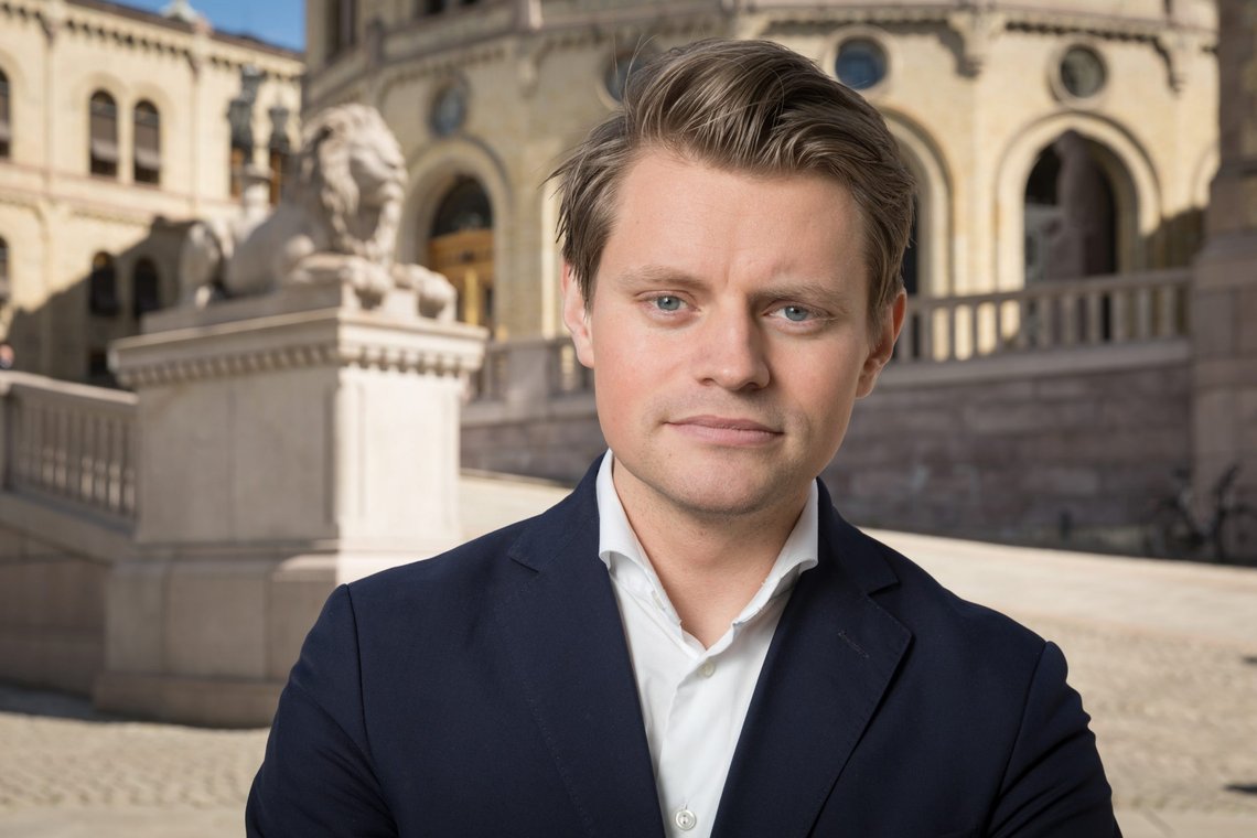 Regjeringen kan ikke skylde på arbeidspress og la være å legge fram begrunnelser for inngripende smitteverntiltak, mener Peter Frølich (H), som leder kontroll- og konstitusjonskomiteen på Stortinget. Foto: Høyre Regjeringen kan ikke skylde på arbeidspress og la være å legge fram begrunnelser for inngripende smitteverntiltak, mener Peter Frølich (H), som leder kontroll- og konstitusjonskomiteen på Stortinget. Foto: Høyre