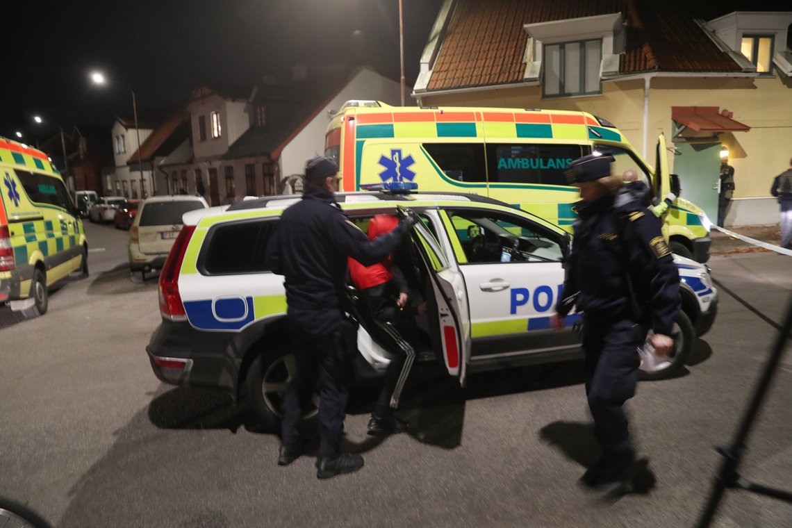 Svensk politi sliter med rekrutteringen. Her politiet i Malmö i aksjon etter en skyteepisode. Foto: Andreas Hillergren/TT / NTB Svensk politi sliter med rekrutteringen. Her politiet i Malmö i aksjon etter en skyteepisode. Foto: Andreas Hillergren/TT / NTB