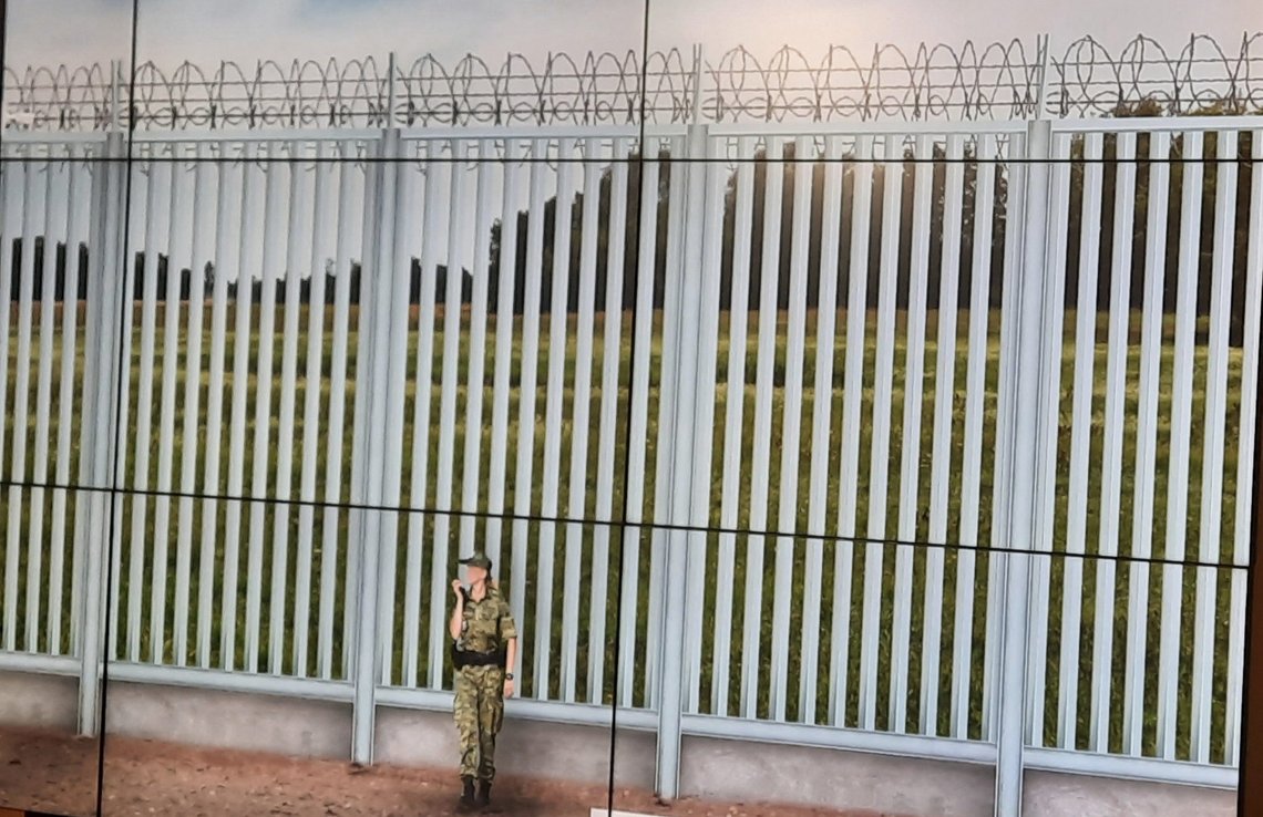 Dette bildet er en fotomontasje publisert av polske myndigheter, og viser hvordan de planlegger sitt grensegjerde mot Hviterussland. Det illustrerer samtidig styrken i en migrantstrøm til Europa som synes ustoppelig. Illustrasjon: Polske myndigheter Dette bildet er en fotomontasje publisert av polske myndigheter, og viser hvordan de planlegger sitt grensegjerde mot Hviterussland. Det illustrerer samtidig styrken i en migrantstrøm til Europa som synes ustoppelig. Illustrasjon: Polske myndigheter