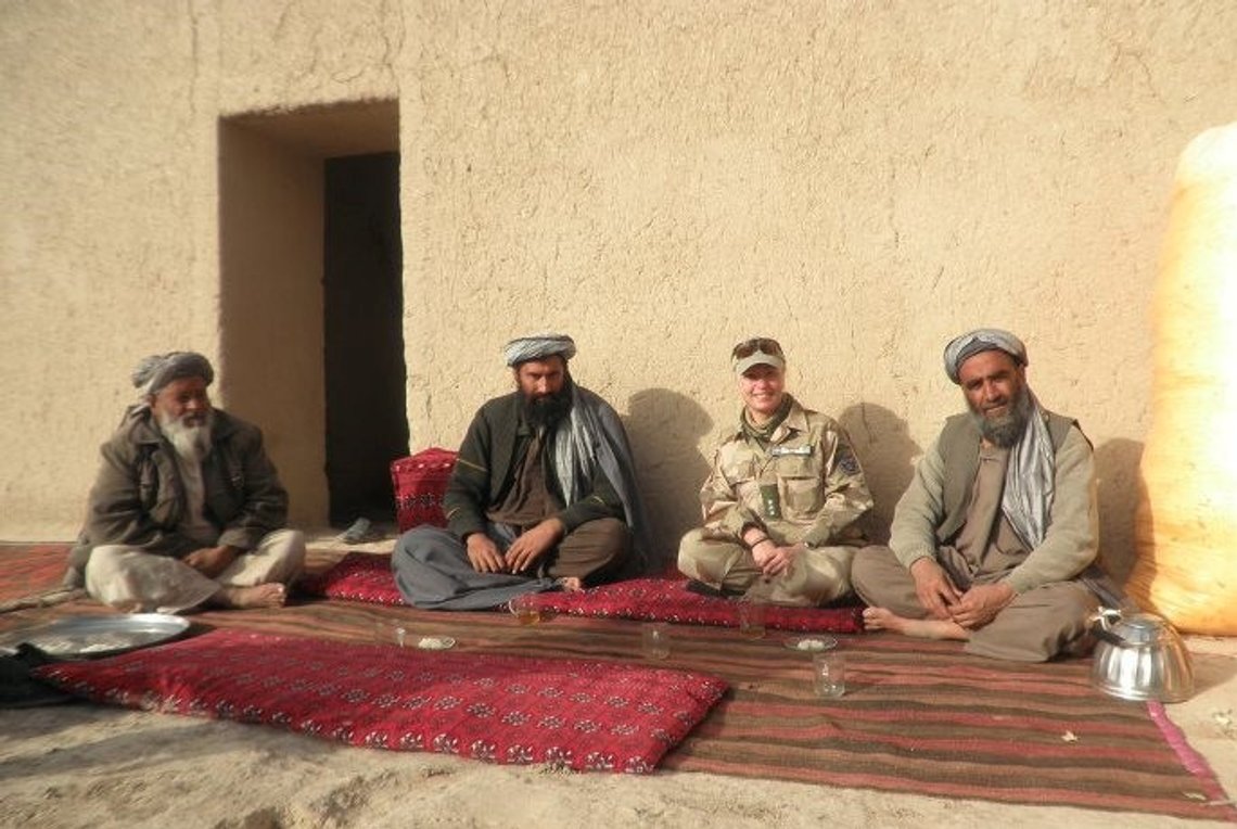 Tekstforfatteren under en shura (afghansk dialog) med landsbyeldste i West of MeS-området. Mannen med svart skjegg er en lokal Taliban-leder.
Foto: Helena Edlund Tekstforfatteren under en shura (afghansk dialog) med landsbyeldste i West of MeS-området. Mannen med svart skjegg er en lokal Taliban-leder.
Foto: Helena Edlund