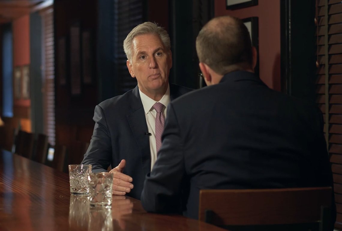 Kevin McCarthy intervjues av Matthew Boyle fra Breitbart News. Skjermdump video/Breitbart Kevin McCarthy intervjues av Matthew Boyle fra Breitbart News. Skjermdump video/Breitbart