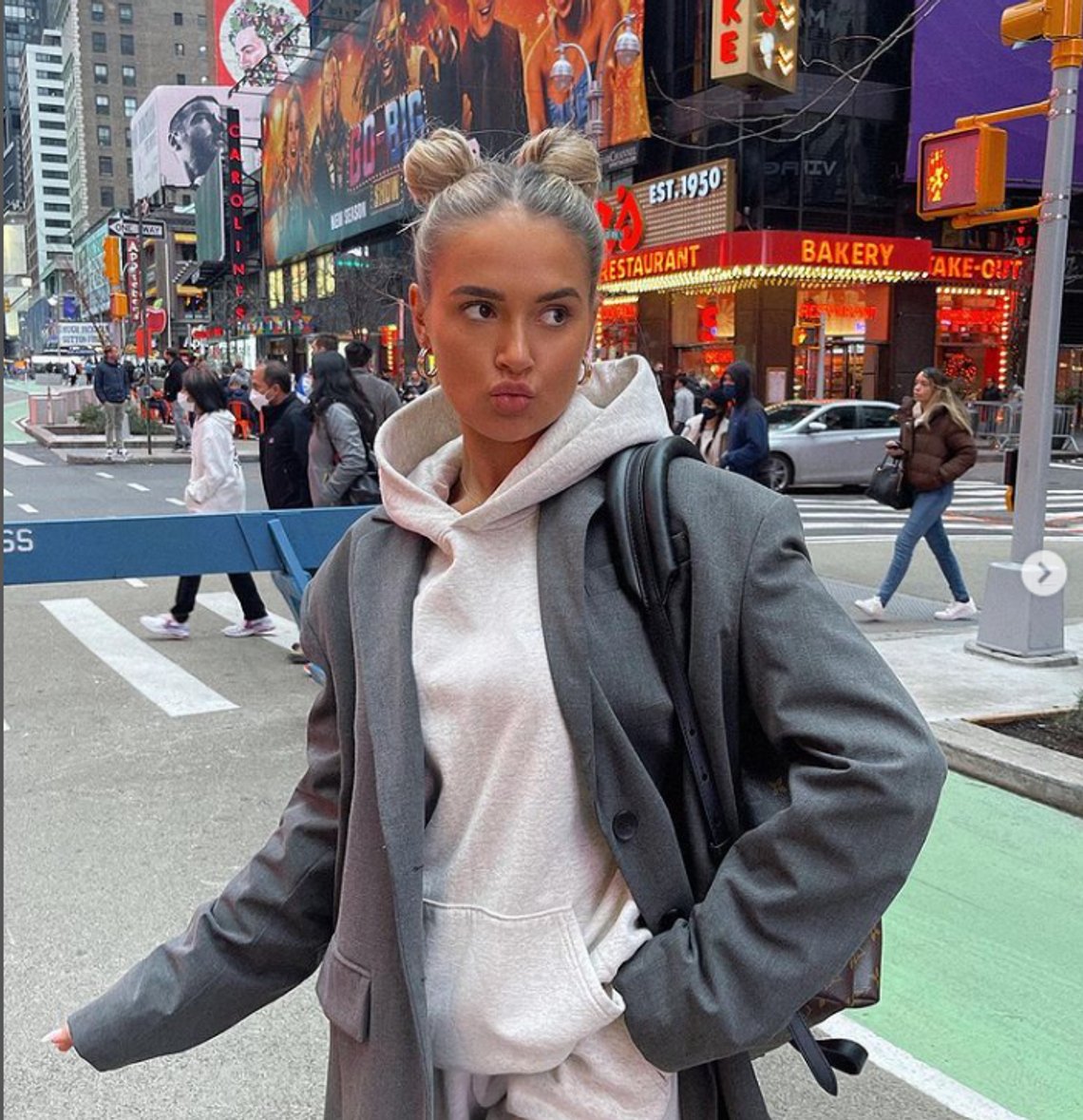 Molly-Mae Hague er en såkalt influenser og reality-deltager, som får massiv kritikk for å fremme verdien av hardt arbeid. Skjermdump Instagram/Hague Molly-Mae Hague er en såkalt influenser og reality-deltager, som får massiv kritikk for å fremme verdien av hardt arbeid. Skjermdump Instagram/Hague