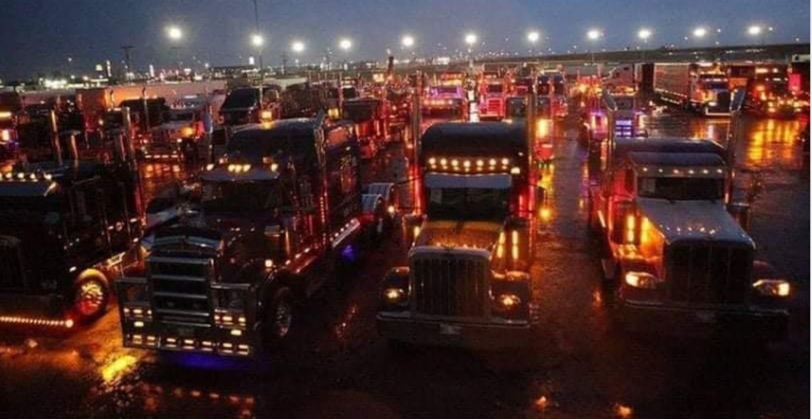 Lastebil- og trailersjåfører protesterer mot myndighetene i Canada som krever at de vaksinerer seg for å få utføre jobben sin. Skjermdump Facebook/Freedom Convoy Lastebil- og trailersjåfører protesterer mot myndighetene i Canada som krever at de vaksinerer seg for å få utføre jobben sin. Skjermdump Facebook/Freedom Convoy
