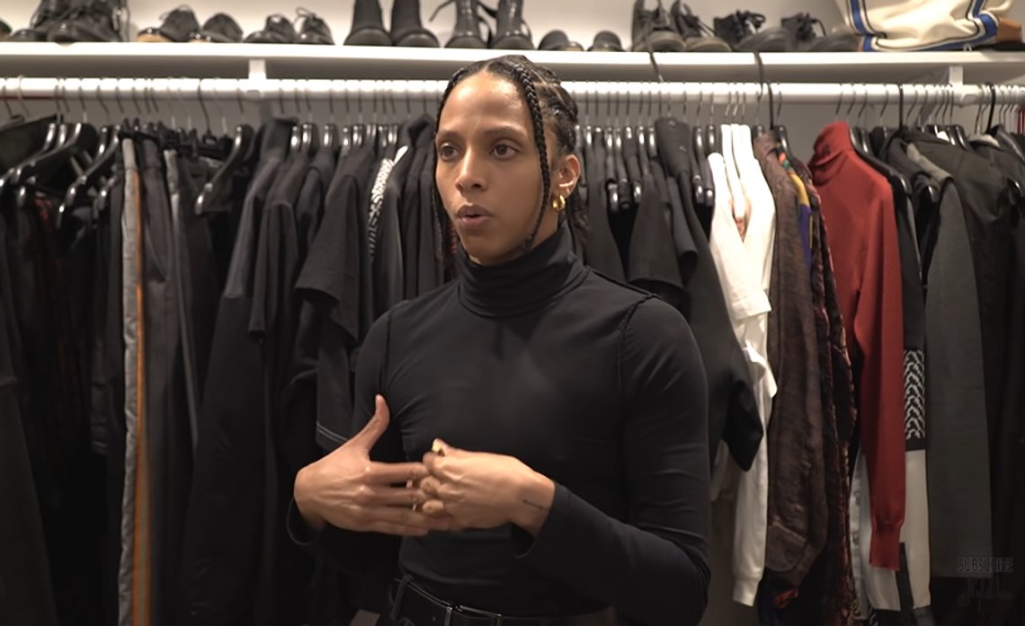 Janaya Khan er gift med Patrisse Khan-Cullors, en av grunnleggerne av BLM. Her foran sitt velfylte klesskap. Skjermdump YouTube Janaya Khan er gift med Patrisse Khan-Cullors, en av grunnleggerne av BLM. Her foran sitt velfylte klesskap. Skjermdump YouTube