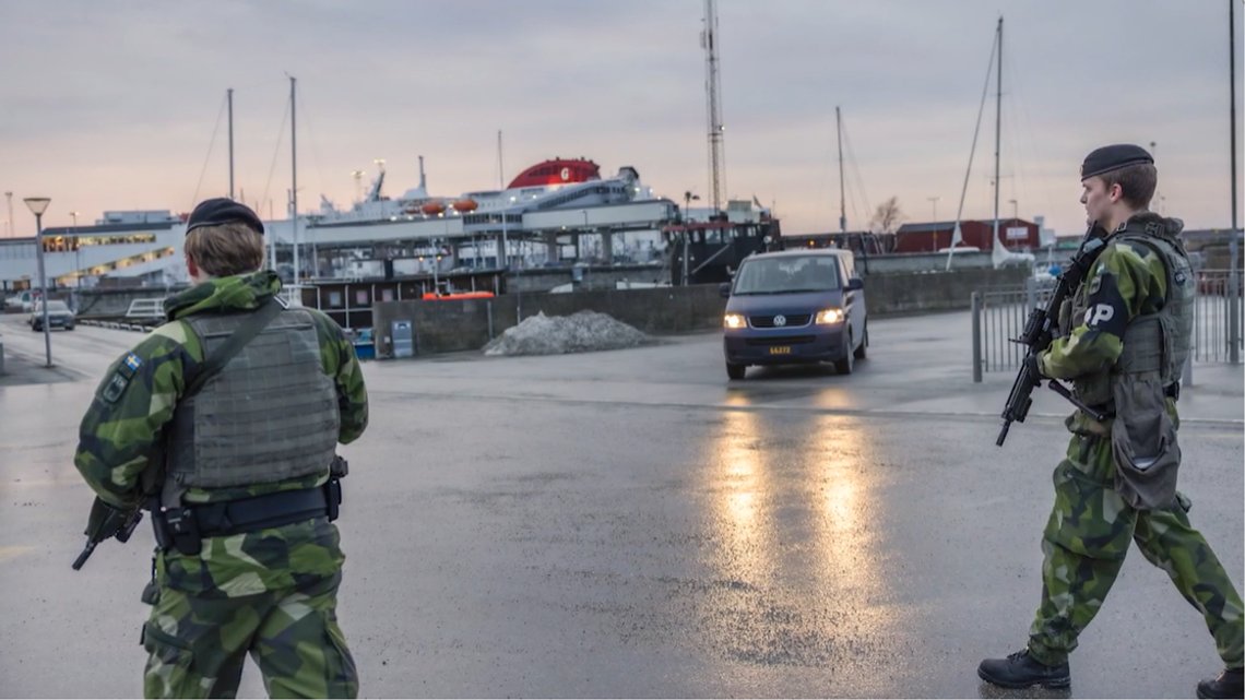 Soldater patruljerer i Visby havn lørdag.
Foto: Skjermdump video TV4 Soldater patruljerer i Visby havn lørdag.
Foto: Skjermdump video TV4