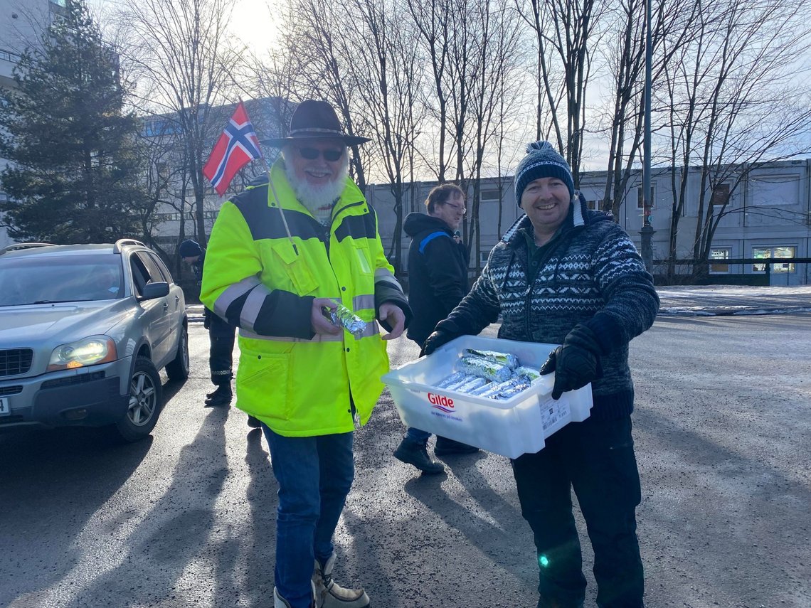 Demonstrantene trenger ikke gå sultne, det deles ut mat underveis. Pizza King har reist helt fra Møre og Romsdal for å vise sin støtte til demonstrasjonen. Foto: Rebecca Mistereggen Demonstrantene trenger ikke gå sultne, det deles ut mat underveis. Pizza King har reist helt fra Møre og Romsdal for å vise sin støtte til demonstrasjonen. Foto: Rebecca Mistereggen