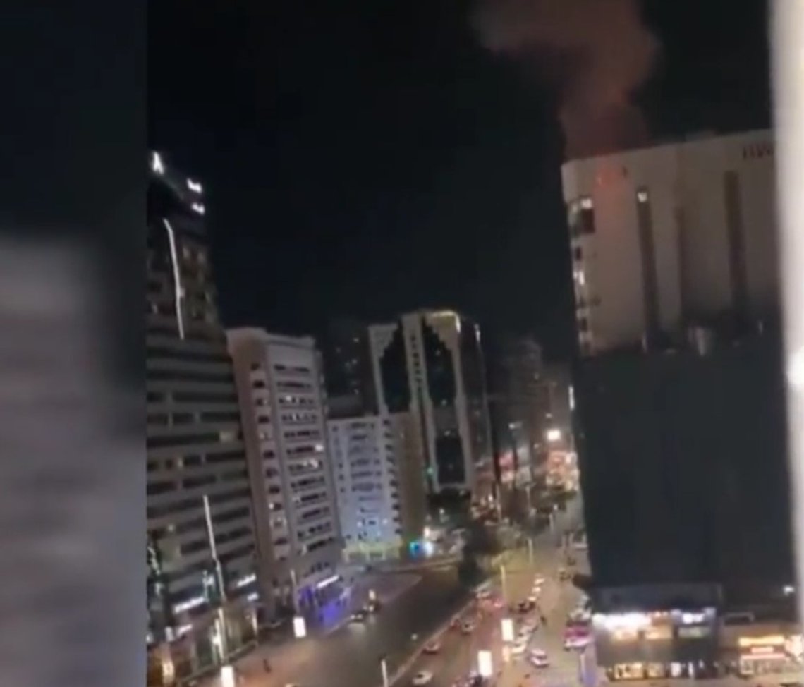 Det er uklart om nattens eksplosjoner og påfølgende brann i et hotell i sentrum av Abu Dhabi skyldtes droneangrep eller brann i gasssylindre. Skjermdump: Twitter Det er uklart om nattens eksplosjoner og påfølgende brann i et hotell i sentrum av Abu Dhabi skyldtes droneangrep eller brann i gasssylindre. Skjermdump: Twitter