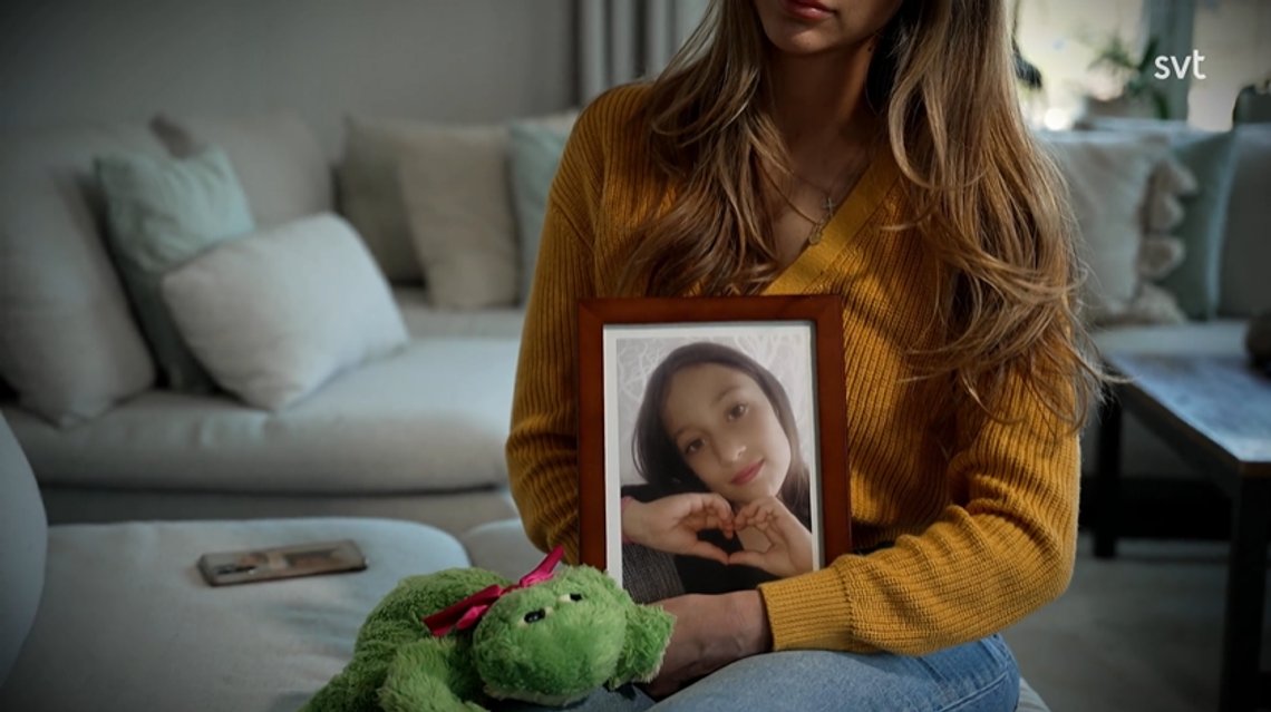 Adriana var tolv år gammel da hun ble drept av gjengkriminelle. Nå forteller moren hennes om sorgen i en ny dokumentarserie på SVT.
Foto: Skjermdump SVT Adriana var tolv år gammel da hun ble drept av gjengkriminelle. Nå forteller moren hennes om sorgen i en ny dokumentarserie på SVT.
Foto: Skjermdump SVT