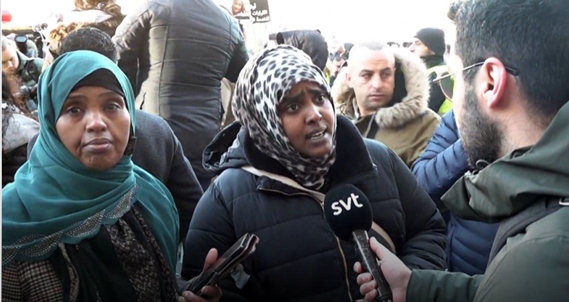 Opprørte foreldre krevde å få barna tilbake.
Foto: Skjermdump video SVT Opprørte foreldre krevde å få barna tilbake.
Foto: Skjermdump video SVT