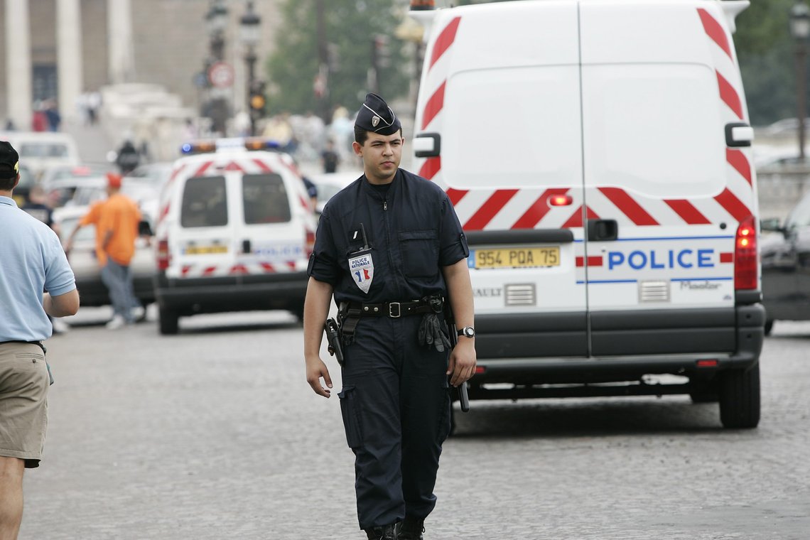 Paris, Frankrike 20050723. Søndag ettermiddag avsluttes Tour de France på Champs Elysees i Paris. Lørdag krydde det av fransk politi i gatene. På grunn av terrorbombene i London frykter franskmennene et mulig attentat og har derfor utplassert flere hundre politimenn til å vokte syklistene og publikum i og rundt den berømte gaten.
Foto: Heiko Junge / NTB . Paris, Frankrike 20050723. Søndag ettermiddag avsluttes Tour de France på Champs Elysees i Paris. Lørdag krydde det av fransk politi i gatene. På grunn av terrorbombene i London frykter franskmennene et mulig attentat og har derfor utplassert flere hundre politimenn til å vokte syklistene og publikum i og rundt den berømte gaten.
Foto: Heiko Junge / NTB .