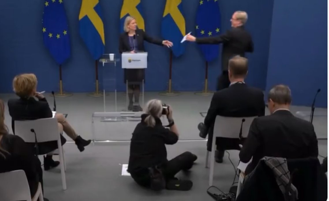 Den svenske statsministeren måtte be om et «jukselapp» for å kunne definere Russlands handlinger.
Foto: Skjermdump video regjeringens pressekonferanse Den svenske statsministeren måtte be om et «jukselapp» for å kunne definere Russlands handlinger.
Foto: Skjermdump video regjeringens pressekonferanse