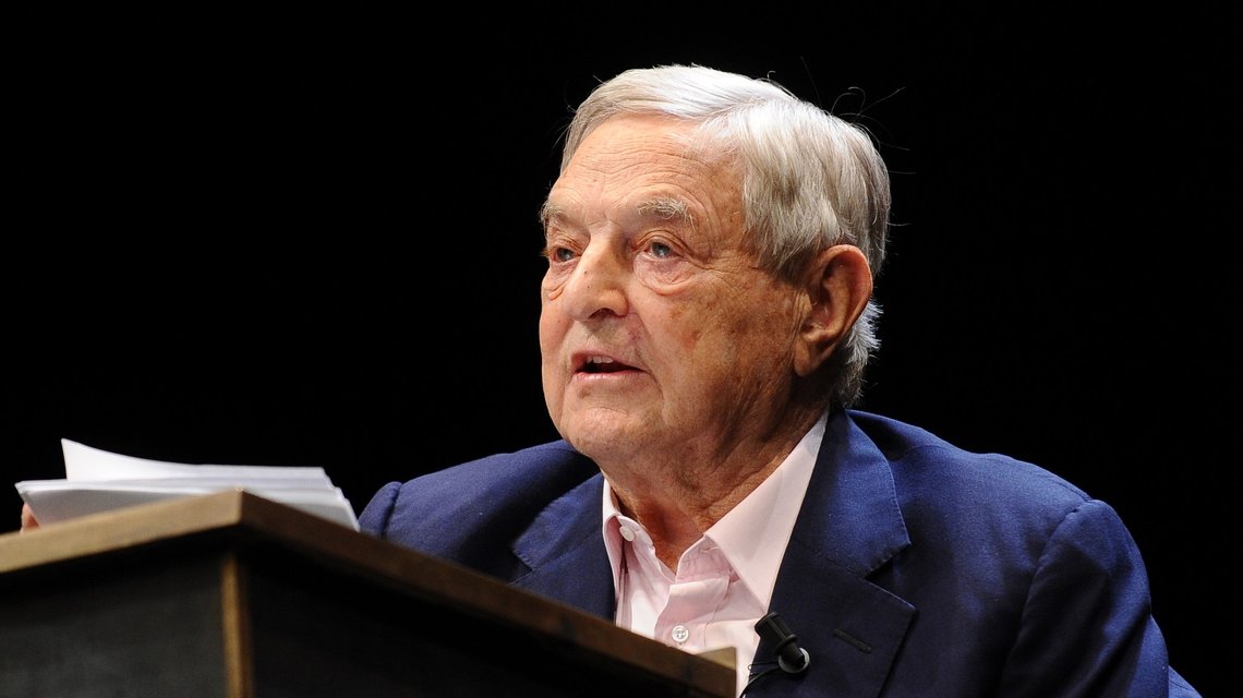 George Soros er en av verdens rikeste menn og også en av de mest kontrovdersielle. Han gir nu sin støtte til Ukraina. Foto: Wikimedia Commons, Niccolò Caranti George Soros er en av verdens rikeste menn og også en av de mest kontrovdersielle. Han gir nu sin støtte til Ukraina. Foto: Wikimedia Commons, Niccolò Caranti