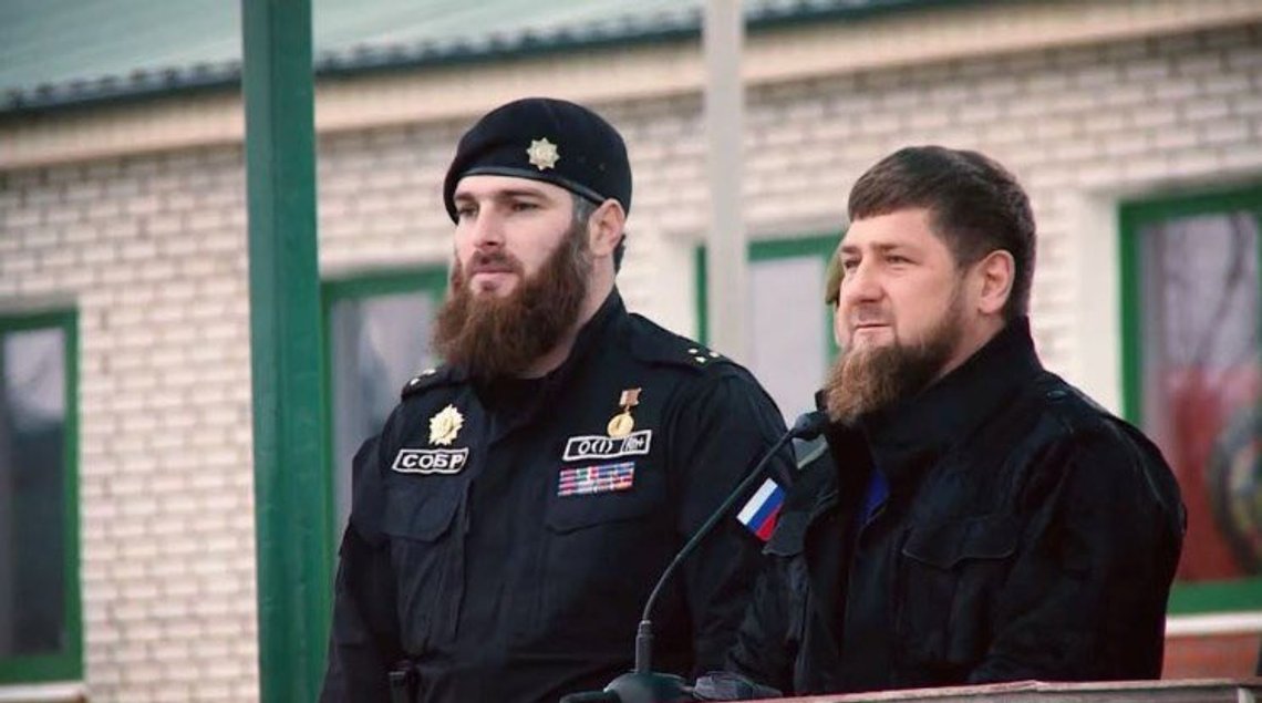 General Magomed Tushayev skal lørdag ha blitt drept i kamp utenfor Kyiv. Han sees her til venstre i bildet. Til høyre Tsjetsjenias president, Ramzan Kadyrov. Foto: Twitter General Magomed Tushayev skal lørdag ha blitt drept i kamp utenfor Kyiv. Han sees her til venstre i bildet. Til høyre Tsjetsjenias president, Ramzan Kadyrov. Foto: Twitter