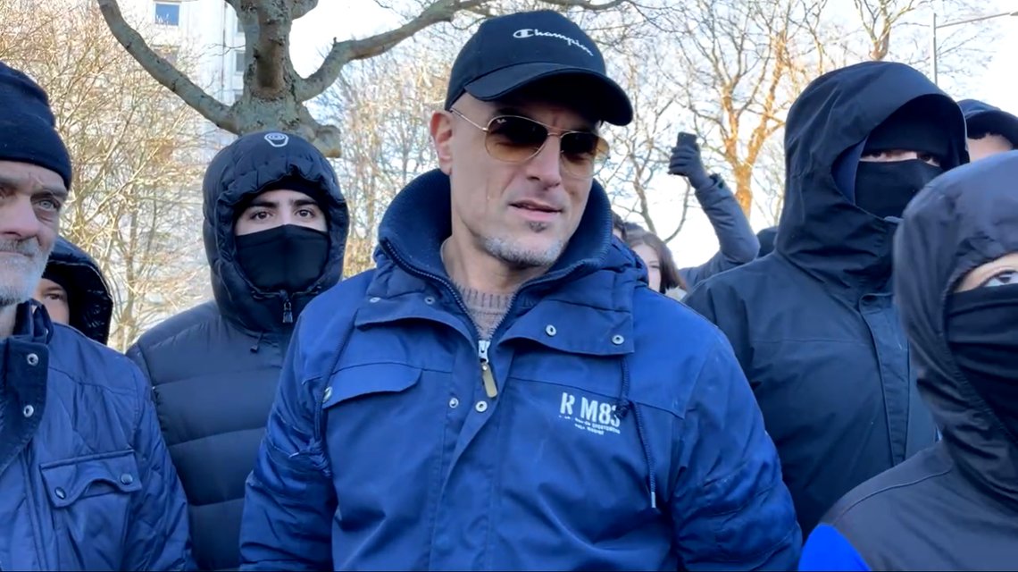Sinte demonstranter gikk til angrep på journalist Joakim Lamotte.
Foto: Skjermdump fra live stream Sinte demonstranter gikk til angrep på journalist Joakim Lamotte.
Foto: Skjermdump fra live stream