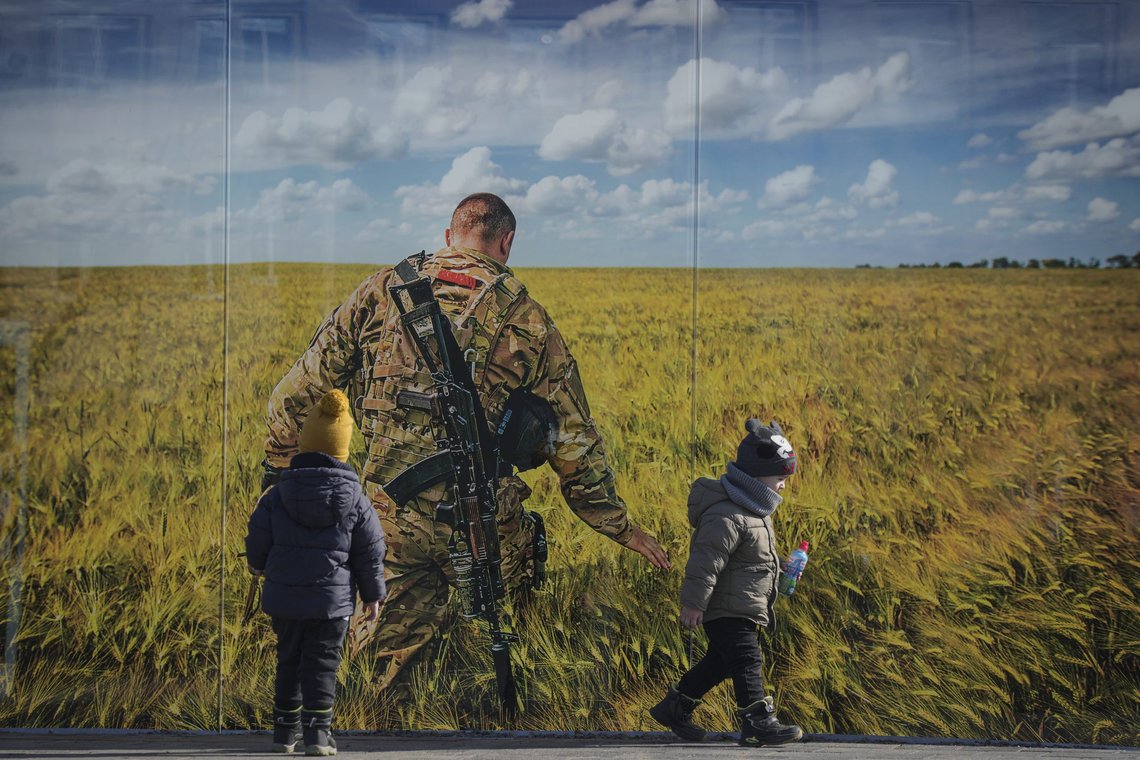 Children play by a large print at a photographic memorial for those killed in the confrontation between Ukraine's military and the pro-Russia separatist forces in Sievierodonetsk, the Luhansk region, eastern Ukraine, Wednesday, Feb. 23, 2022. Foto: Vadim Ghirda / AP / NTB Children play by a large print at a photographic memorial for those killed in the confrontation between Ukraine's military and the pro-Russia separatist forces in Sievierodonetsk, the Luhansk region, eastern Ukraine, Wednesday, Feb. 23, 2022. Foto: Vadim Ghirda / AP / NTB
