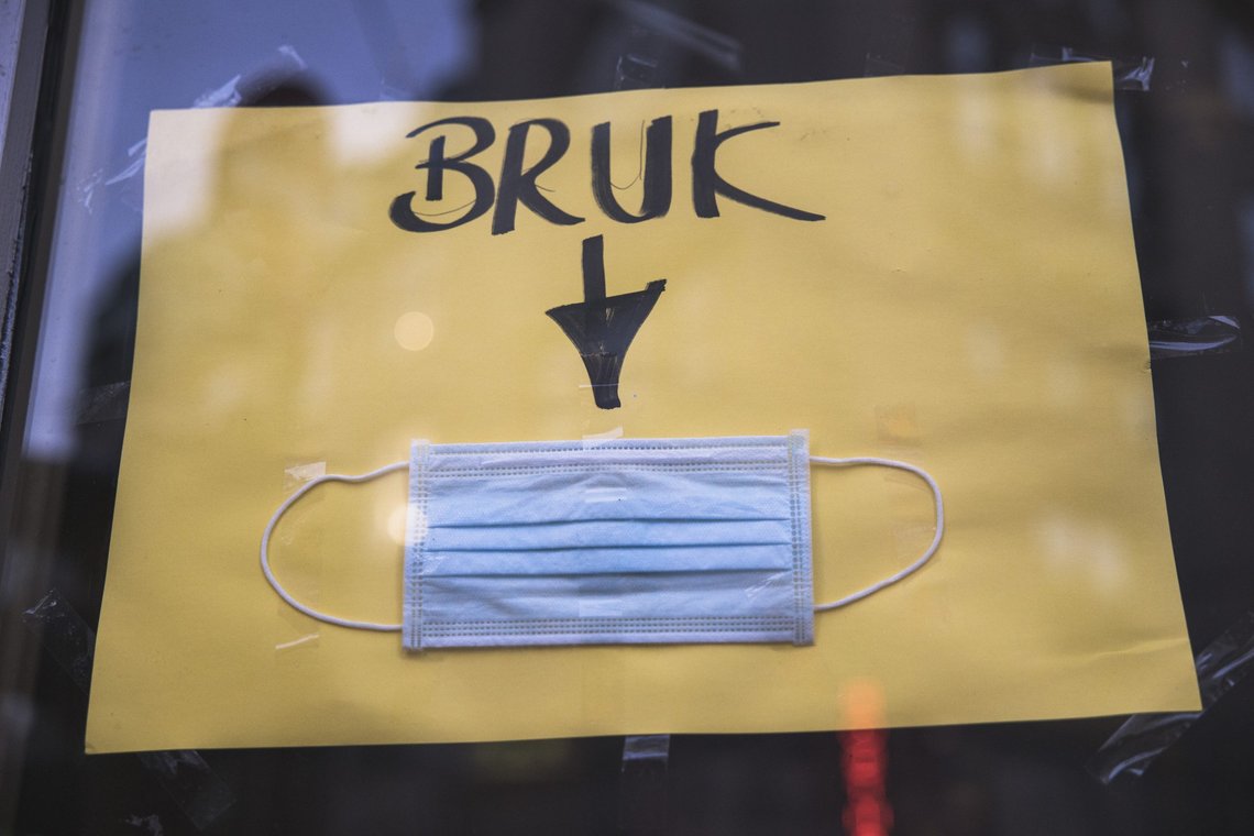 Skilt med oppfordring om å bruke munnbind. Arkivfoto: Jil Yngland, NTB. Skilt med oppfordring om å bruke munnbind. Arkivfoto: Jil Yngland, NTB.