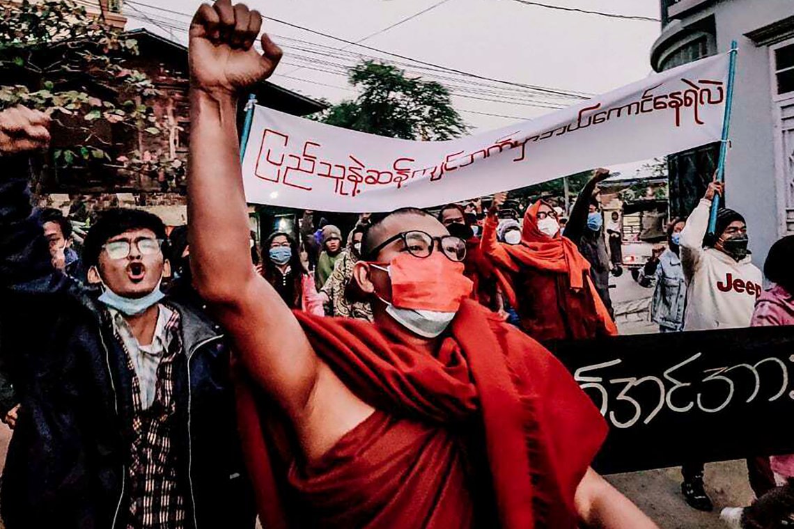 En buddhist-munk deltok i en protest mot militærjuntaen i Mandalay i Myanmar tirsdag morgen. Foto: AP / NTB En buddhist-munk deltok i en protest mot militærjuntaen i Mandalay i Myanmar tirsdag morgen. Foto: AP / NTB