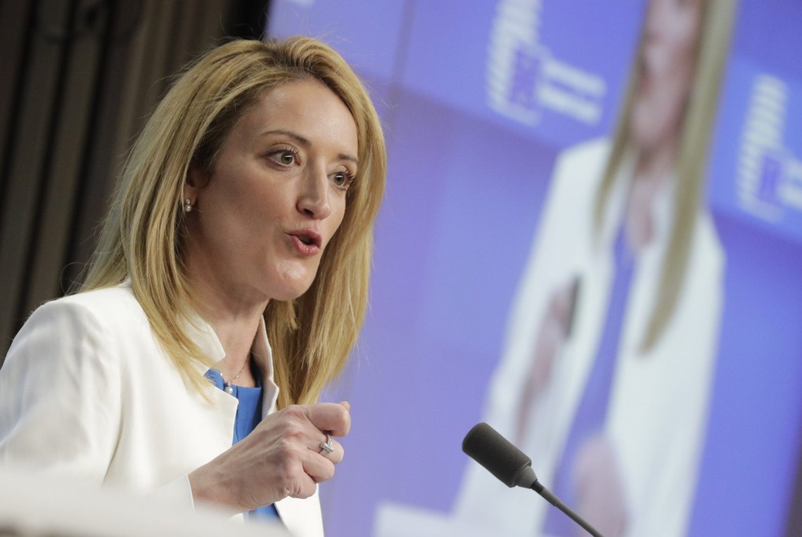Roberta Metsola er fungerende president for EU-parlamentet. EU-lederne presenterte en samlet front utad, men det er sprekker i fasaden.
European Parliament President Roberta Metsola speaks during a media conference at an extraordinary EU summit on Ukraine at the European Council building in Brussels, Thursday, Feb 24, 2022. Russia launched a wide ranging attack on Ukraine on Thursday, hitting cities and bases with airstrikes or shelling, as civilians piled into trains and cars to flee. (Olivier Hoslet, Pool Photo via AP) Roberta Metsola er fungerende president for EU-parlamentet. EU-lederne presenterte en samlet front utad, men det er sprekker i fasaden.
European Parliament President Roberta Metsola speaks during a media conference at an extraordinary EU summit on Ukraine at the European Council building in Brussels, Thursday, Feb 24, 2022. Russia launched a wide ranging attack on Ukraine on Thursday, hitting cities and bases with airstrikes or shelling, as civilians piled into trains and cars to flee. (Olivier Hoslet, Pool Photo via AP)
