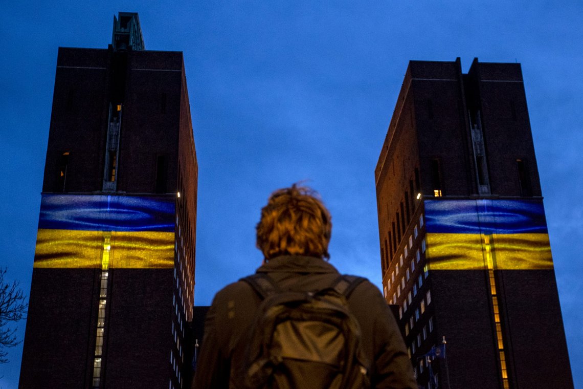 - Dette er gjort for å vise at vi er på lag med folk fra Ukraina i Bergen, sier byrådsleder Roger Valhammer. Bildet er fra rådhuset i Stockholm torsdag. Foto: Claudio Bresciani / TT / NTB - Dette er gjort for å vise at vi er på lag med folk fra Ukraina i Bergen, sier byrådsleder Roger Valhammer. Bildet er fra rådhuset i Stockholm torsdag. Foto: Claudio Bresciani / TT / NTB