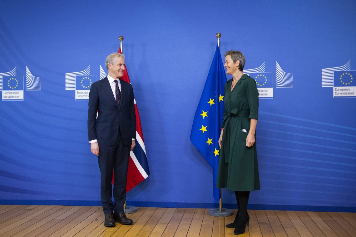 Statsminister Jonas Gahr Støre var onsdag på besøk i Brussel for møte med flere EU-topper. Her tas han imot av EU-kommisjonens visepresident Margrethe Vestager. Han ønsket ikke å kommentere Hadia Tajiks pendlerboligsak. Foto: Johan Falnes / POOL / NTB Statsminister Jonas Gahr Støre var onsdag på besøk i Brussel for møte med flere EU-topper. Her tas han imot av EU-kommisjonens visepresident Margrethe Vestager. Han ønsket ikke å kommentere Hadia Tajiks pendlerboligsak. Foto: Johan Falnes / POOL / NTB