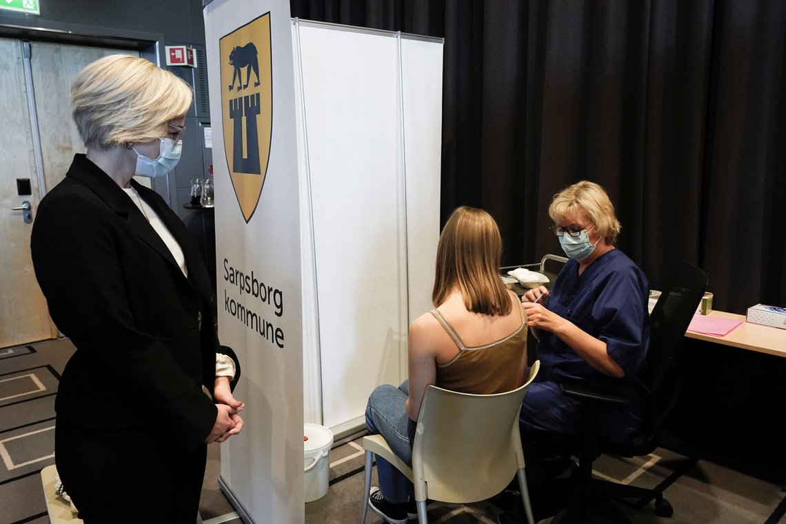 Helse- og omsorgsminister Invild Kjerkol ser en 16-åring ta sin andre dose. I et høringsnotat åpnes det for at uvaksinerte barn kan nektes adgang til barnehager og skoler. Foto: Terje Bendiksby / NTB Helse- og omsorgsminister Invild Kjerkol ser en 16-åring ta sin andre dose. I et høringsnotat åpnes det for at uvaksinerte barn kan nektes adgang til barnehager og skoler. Foto: Terje Bendiksby / NTB