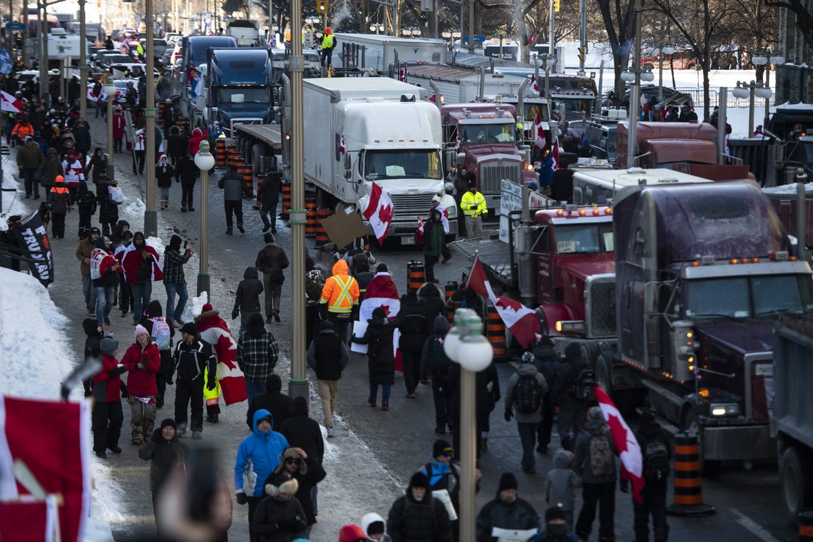 Merkelig, Bare canadiske flagg. Hvor er hakekorsene? People walk beside trucks parked along Wellington Street during a rally against COVID-19 restrictions on Parliament Hill, which began as a cross-country convoy protesting a federal vaccine mandate for truckers, in Ottawa, on Saturday, Jan. 29, 2022. (Justin Tang/The Canadian Press via AP) Merkelig, Bare canadiske flagg. Hvor er hakekorsene? People walk beside trucks parked along Wellington Street during a rally against COVID-19 restrictions on Parliament Hill, which began as a cross-country convoy protesting a federal vaccine mandate for truckers, in Ottawa, on Saturday, Jan. 29, 2022. (Justin Tang/The Canadian Press via AP)
