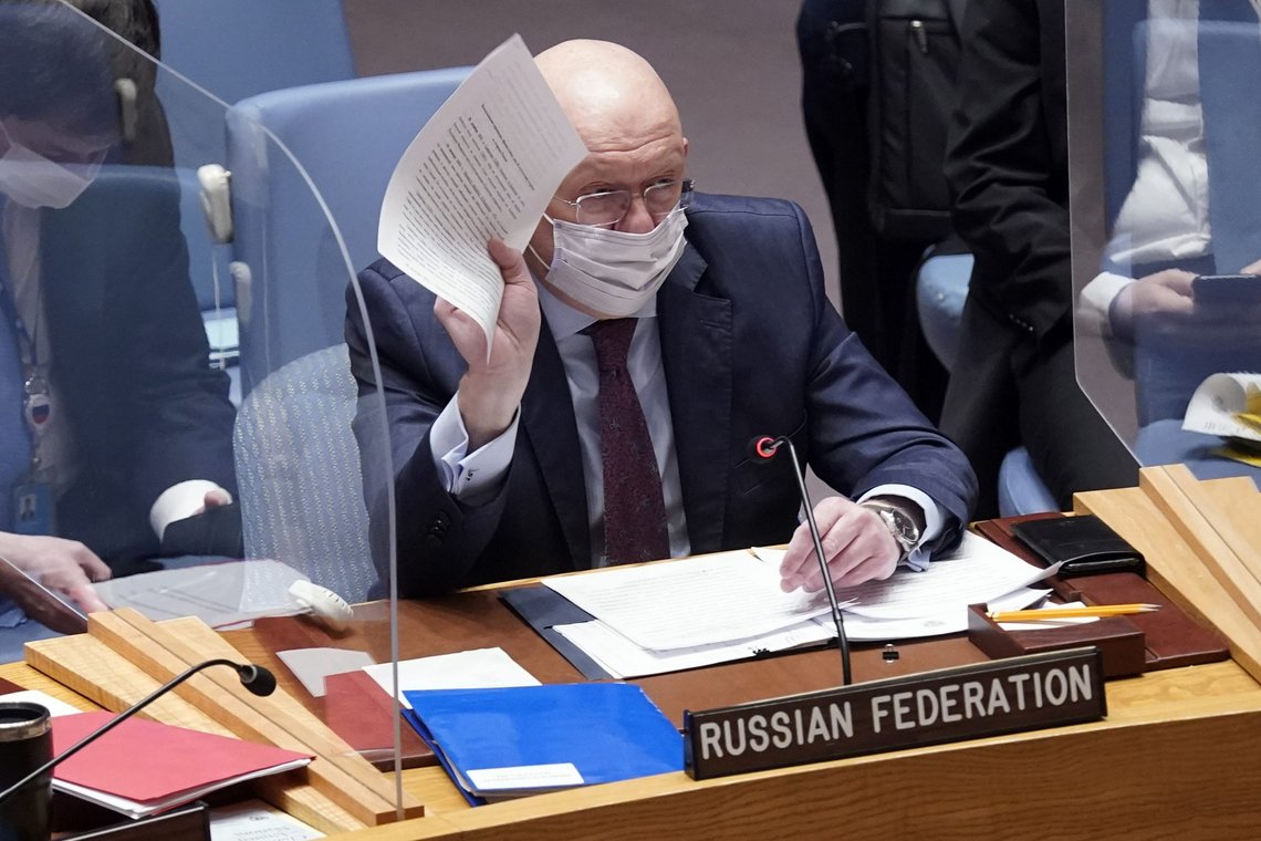Russlands FN-ambassadør Vassilij Nebenzia anklager USA for å «piske opp hysteri» rundt situasjonen i Ukraina ved å kalle inn til møte i Sikkerhetsrådet. Foto: Richard Drew / AP / NTB Russlands FN-ambassadør Vassilij Nebenzia anklager USA for å «piske opp hysteri» rundt situasjonen i Ukraina ved å kalle inn til møte i Sikkerhetsrådet. Foto: Richard Drew / AP / NTB