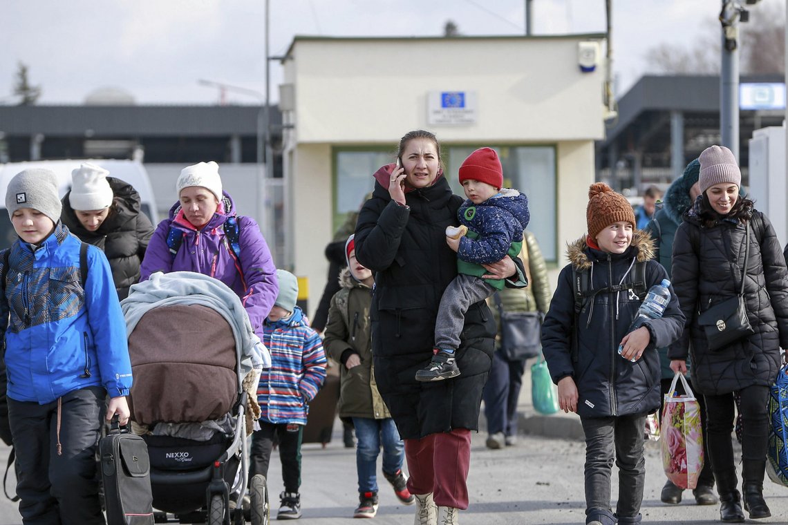 Ukrainske flyktninger på grenseovergangen Medyka i Polen lørdag. Foto: Visar Kryeziu, AP NTB. Ukrainske flyktninger på grenseovergangen Medyka i Polen lørdag. Foto: Visar Kryeziu, AP NTB.
