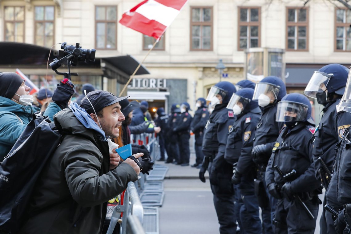I uke etter uke etter at myndighetene først varslet vaksinepåbudet har titusenvis av mennesker i Østerrike demonstrert mot tvangstiltaket. Her fra Wien 8. januar 2022. Foto: Lisa Leutner, AP / NTB. I uke etter uke etter at myndighetene først varslet vaksinepåbudet har titusenvis av mennesker i Østerrike demonstrert mot tvangstiltaket. Her fra Wien 8. januar 2022. Foto: Lisa Leutner, AP / NTB.
