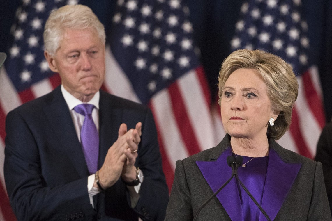 Clinton-familien er en av de fem familiene i det Demokratiske partiet. Russiagate kan knuse Clintons. Billedtekst: Former President Bill Clinton applauds as his wife, Democratic presidential candidate Hillary Clinton speaks in New York, Wednesday, Nov. 9, 2016, where she conceded her defeat to Republican Donald Trump after the hard-fought presidential election. President Trump and his allies are harking back to his own transition four years ago to make a false argument that his own presidency was denied a fair chance for a clean launch. Press secretary Kayleigh McEnany laid out the case from the White House podium last week and the same idea has been floated by Trump's personal lawyer and his former director of national intelligence. The day after her defeat in 2016, Hillary Clinton conceded. (AP Photo/Matt Rourke) Clinton-familien er en av de fem familiene i det Demokratiske partiet. Russiagate kan knuse Clintons. Billedtekst: Former President Bill Clinton applauds as his wife, Democratic presidential candidate Hillary Clinton speaks in New York, Wednesday, Nov. 9, 2016, where she conceded her defeat to Republican Donald Trump after the hard-fought presidential election. President Trump and his allies are harking back to his own transition four years ago to make a false argument that his own presidency was denied a fair chance for a clean launch. Press secretary Kayleigh McEnany laid out the case from the White House podium last week and the same idea has been floated by Trump's personal lawyer and his former director of national intelligence. The day after her defeat in 2016, Hillary Clinton conceded. (AP Photo/Matt Rourke)