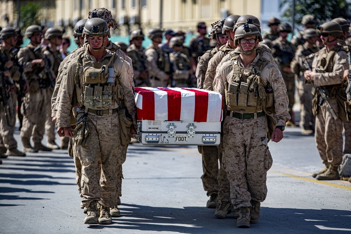En av de drepte marinesoldatene som ble sprengt utenfor Hamid Karzai International Airport i Kabul, Afghanistan bæres til sin siste hvile av sine medsoldater. August 2021. Foto: Mark Andries/ REUTERS/ NTB En av de drepte marinesoldatene som ble sprengt utenfor Hamid Karzai International Airport i Kabul, Afghanistan bæres til sin siste hvile av sine medsoldater. August 2021. Foto: Mark Andries/ REUTERS/ NTB