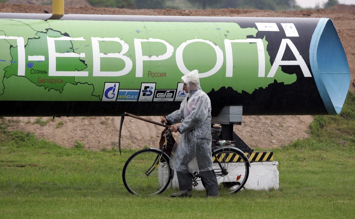 Mannen med ljåen som triller forbi et monument som symboliserer Gazprom Yamal-rørledningene som frakter russisk gass til Europa, blir et dobbelt symbol på usikkerheten om Ukraina-krisen og mulige konsekvenser for gassleveransene. Foto: AP / NTB Mannen med ljåen som triller forbi et monument som symboliserer Gazprom Yamal-rørledningene som frakter russisk gass til Europa, blir et dobbelt symbol på usikkerheten om Ukraina-krisen og mulige konsekvenser for gassleveransene. Foto: AP / NTB