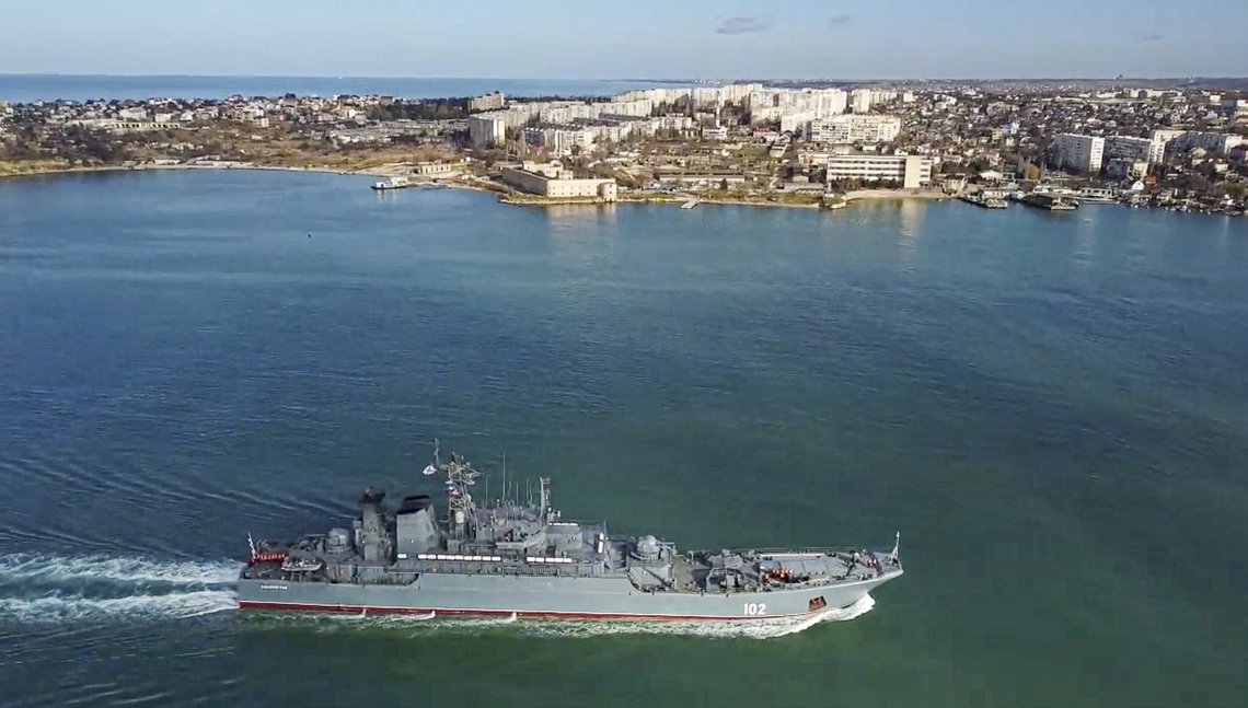 I dette pressebildet fra det russiske forvarsdepartementet sees det amfibiske angrepsskipet Kaliningrad under innseiling til Sevastopol på den russisk-okkuperte Krim-halvøya, 10.februar i år. Foto: Russian Defense Ministry Press Service via AP / NTB I dette pressebildet fra det russiske forvarsdepartementet sees det amfibiske angrepsskipet Kaliningrad under innseiling til Sevastopol på den russisk-okkuperte Krim-halvøya, 10.februar i år. Foto: Russian Defense Ministry Press Service via AP / NTB