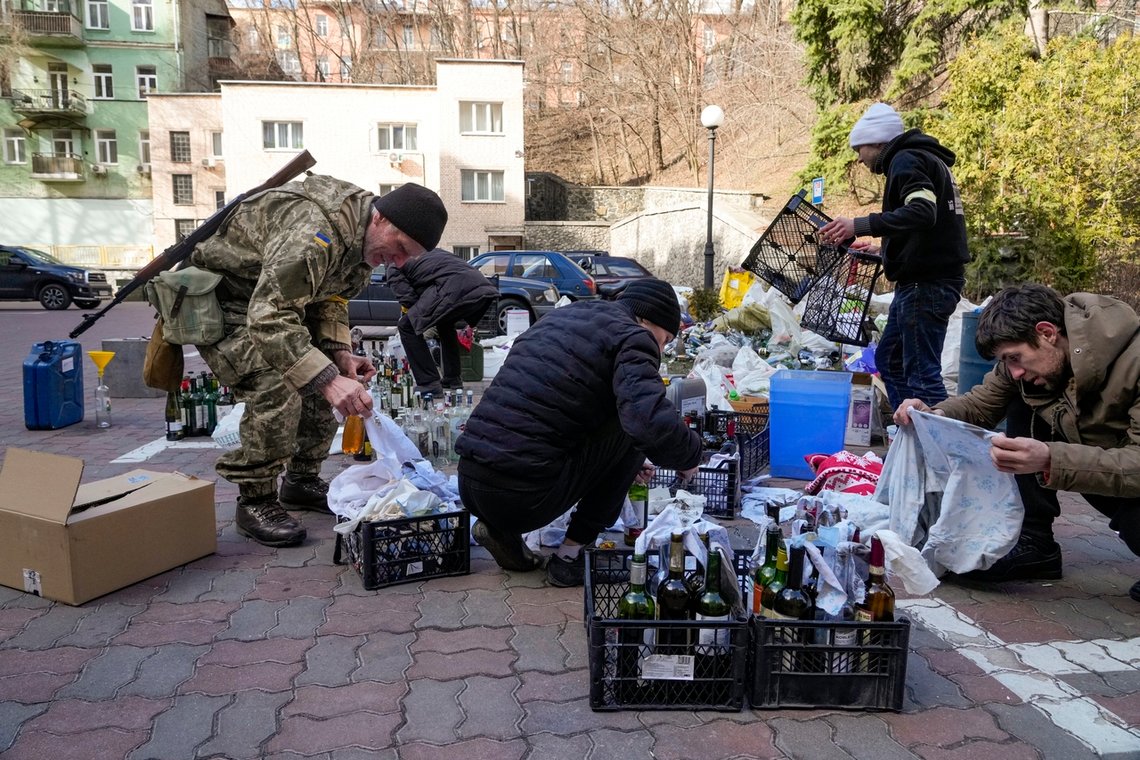 Medlemmer av Ukrainas sivilforsvar lager brannbomber (Molotov cocktails) til bruk mot russiske styrker søndag morgen. Foto: Efrem Lykatskyj / AP / NTB Medlemmer av Ukrainas sivilforsvar lager brannbomber (Molotov cocktails) til bruk mot russiske styrker søndag morgen. Foto: Efrem Lykatskyj / AP / NTB