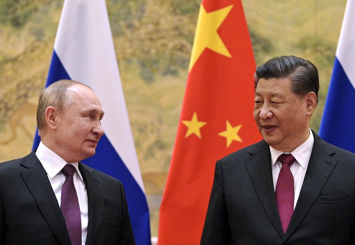 Russlands president Vladimir Putin, til venstre, snakker med Kinas president Xi Jinping. Kina har ikke tenkt å gi etter for press fra vesten, og vil støtte russisk økonomi. Foto: Alexei Druzhinin, Sputnik, Kremlin via AP Russlands president Vladimir Putin, til venstre, snakker med Kinas president Xi Jinping. Kina har ikke tenkt å gi etter for press fra vesten, og vil støtte russisk økonomi. Foto: Alexei Druzhinin, Sputnik, Kremlin via AP