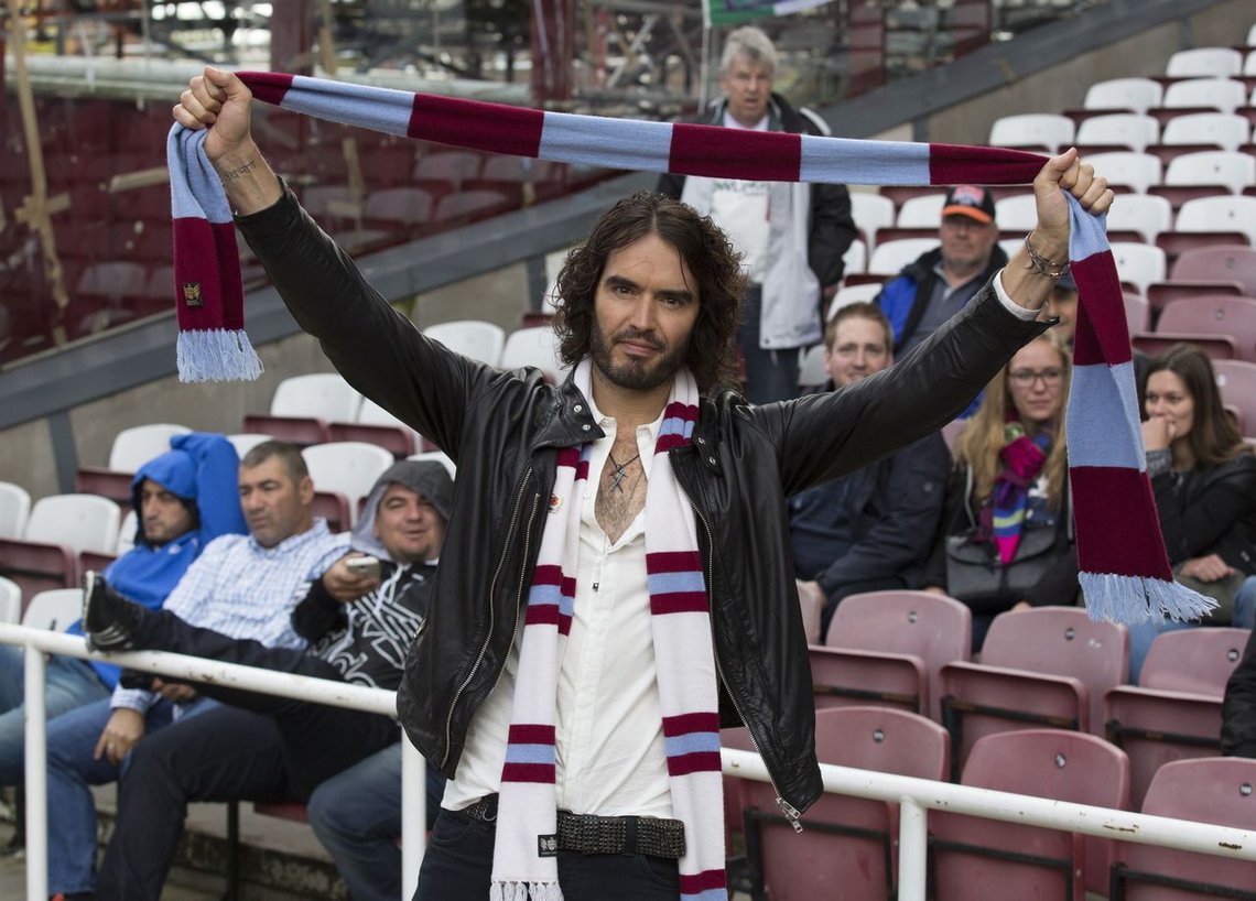 Russel Brand storfornøyd etter at West Ham slo Manchester City 2-1 i 2019. I går var det Tottenham som slo Man City, til stor glede for Liverpool-fans over hele verden. Men dette handler egentlig om truckers og frihet og Trudeau! Foto: Andy Hooper/ ANL/ REX/ NTB Russel Brand storfornøyd etter at West Ham slo Manchester City 2-1 i 2019. I går var det Tottenham som slo Man City, til stor glede for Liverpool-fans over hele verden. Men dette handler egentlig om truckers og frihet og Trudeau! Foto: Andy Hooper/ ANL/ REX/ NTB