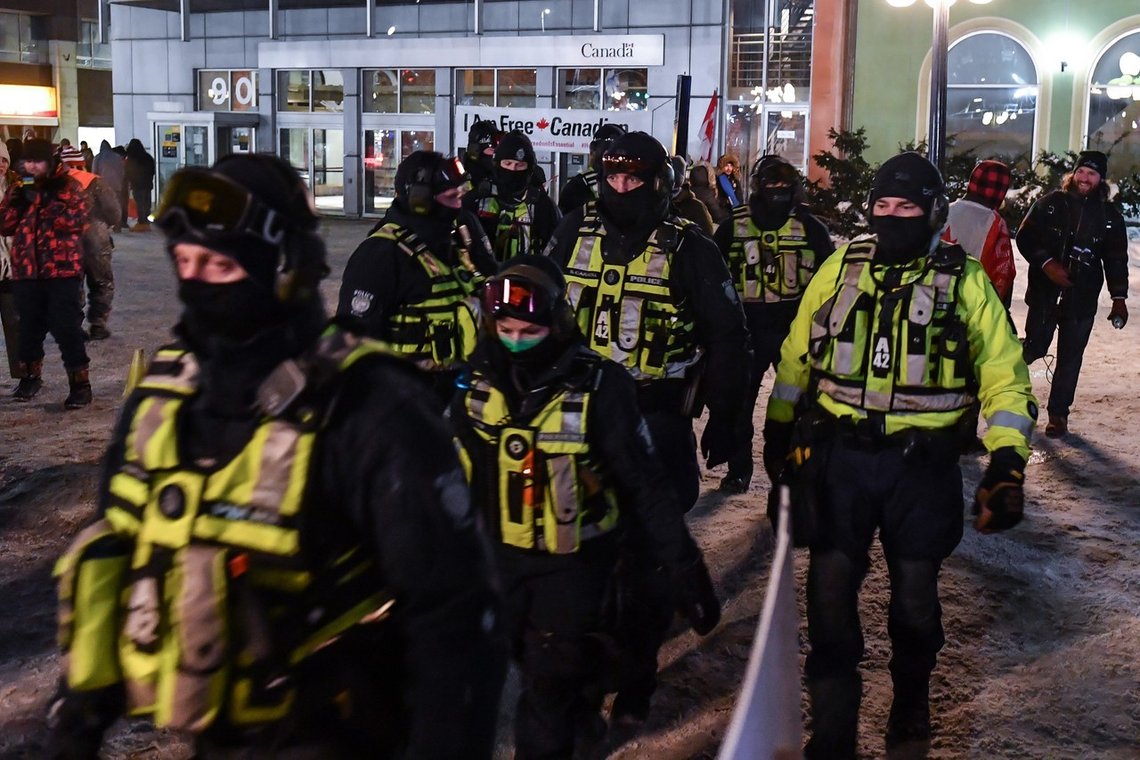 Politiet i Ottawa trapper opp innsatsen mot demonstrerende trailersjåfører, og beskyldes for å bruke metoder som ikke er et demokrati verdig. Foto: Minas Panagiotakis/ Getty Images/ AFP/ NTB Politiet i Ottawa trapper opp innsatsen mot demonstrerende trailersjåfører, og beskyldes for å bruke metoder som ikke er et demokrati verdig. Foto: Minas Panagiotakis/ Getty Images/ AFP/ NTB