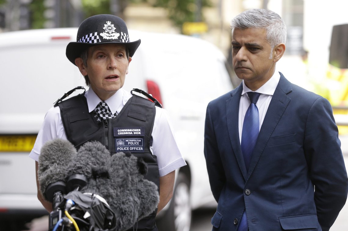Londons politisjef Cressida Dick med borgermester Sadiq Khan. Dick ble presset ut av jobben av Sadiq Khan som hadde mistet all tiltro til hennes ledelse. (AP Photo/Alastair Grant) Londons politisjef Cressida Dick med borgermester Sadiq Khan. Dick ble presset ut av jobben av Sadiq Khan som hadde mistet all tiltro til hennes ledelse. (AP Photo/Alastair Grant)