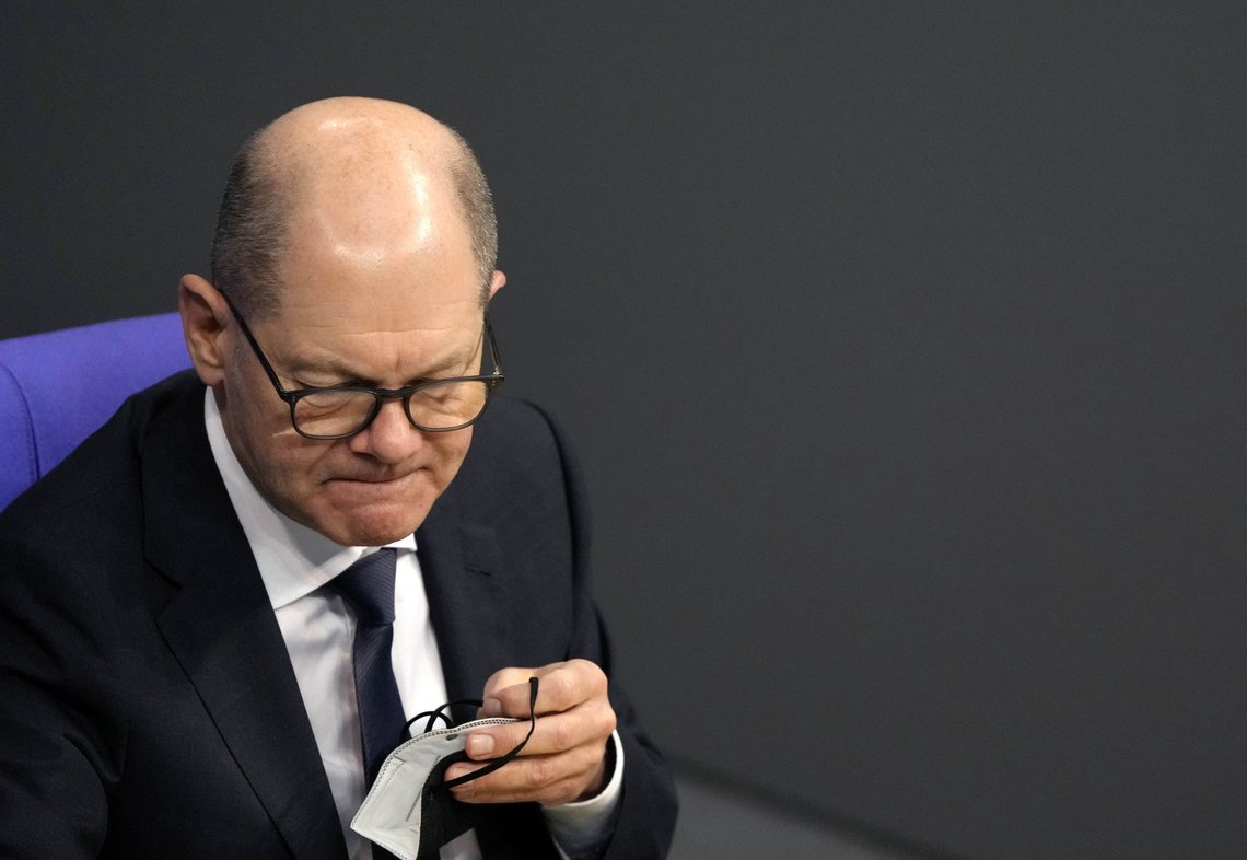 Tysklands nye statsminister Olaf Scholz kritiseres for å være for usynlig i tysk og internasjonal politikk. Foto: Markus Schreiber /AP/ NTB Tysklands nye statsminister Olaf Scholz kritiseres for å være for usynlig i tysk og internasjonal politikk. Foto: Markus Schreiber /AP/ NTB