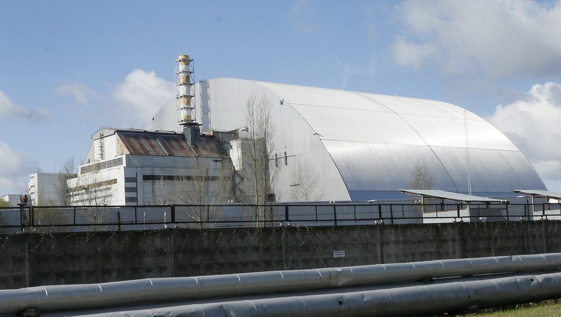 Den nye stålsarkofagen kom på plass over den eksploderte Tsjernobyl-reaktoren i 2016. Arkivfoto: Efrem Lukatskij / AP / NTB Den nye stålsarkofagen kom på plass over den eksploderte Tsjernobyl-reaktoren i 2016. Arkivfoto: Efrem Lukatskij / AP / NTB