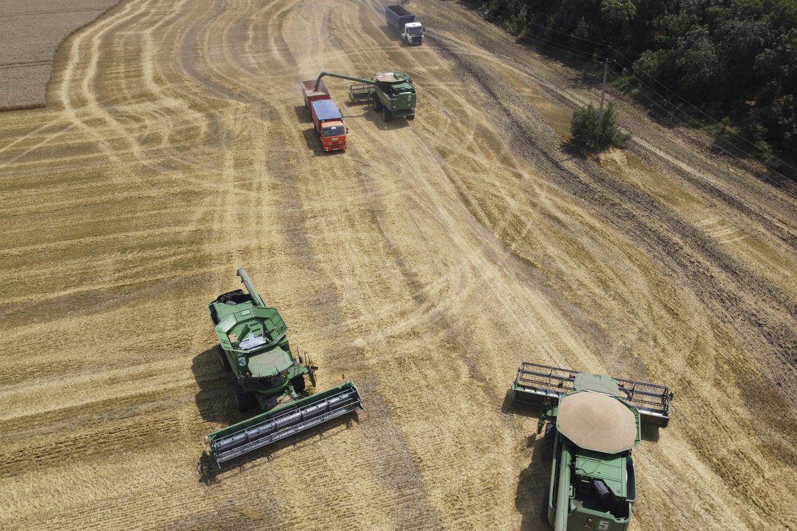 Kina vil ikke ha sanksjoner og godkjente torsdag et større innkjøp av russisk hvete. Billedtekst: - Farmers harvest with their combines in a wheat field near the village Tbilisskaya, Russia, July 21, 2021. China repeated calls for talks to resolve the crisis in Ukraine on Thursday, Feb. 24, 2022, while refusing to criticize Russia’s attack, and in a move that could help reduce the impact of Western sanctions against Moscow, approved imports of Russian wheat. (AP Photo/Vitaly Timkiv/NTB Kina vil ikke ha sanksjoner og godkjente torsdag et større innkjøp av russisk hvete. Billedtekst: - Farmers harvest with their combines in a wheat field near the village Tbilisskaya, Russia, July 21, 2021. China repeated calls for talks to resolve the crisis in Ukraine on Thursday, Feb. 24, 2022, while refusing to criticize Russia’s attack, and in a move that could help reduce the impact of Western sanctions against Moscow, approved imports of Russian wheat. (AP Photo/Vitaly Timkiv/NTB