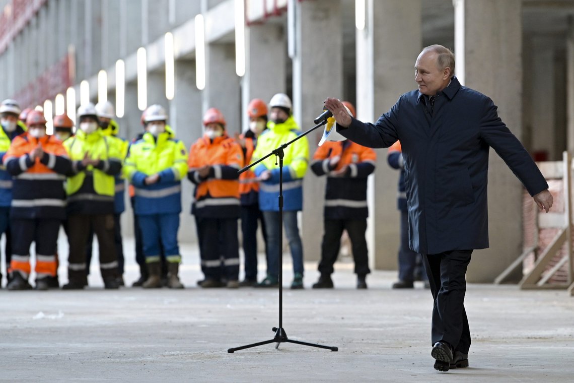 Putin var i tilsynelatende godt humør da han besøkte det russiske romfartssenteret søndag. Billedtekst: Russian President Vladimir Putin gestures as he leaves after visiting the construction site of the National Space Agency on the premises of the Khrunichev State Research and Production Space Centre in Moscow, Russia, Sunday, Feb. 27, 2022. (Alexei Nikolsky, Sputnik, Kremlin Pool Photo via AP) Putin var i tilsynelatende godt humør da han besøkte det russiske romfartssenteret søndag. Billedtekst: Russian President Vladimir Putin gestures as he leaves after visiting the construction site of the National Space Agency on the premises of the Khrunichev State Research and Production Space Centre in Moscow, Russia, Sunday, Feb. 27, 2022. (Alexei Nikolsky, Sputnik, Kremlin Pool Photo via AP)