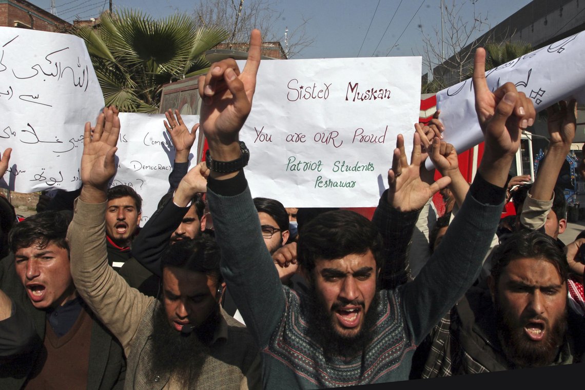 Pakistanske demonstrasjoner for bruk av hijab. Ill.foto: AP / Mohammad Sajjad Pakistanske demonstrasjoner for bruk av hijab. Ill.foto: AP / Mohammad Sajjad
