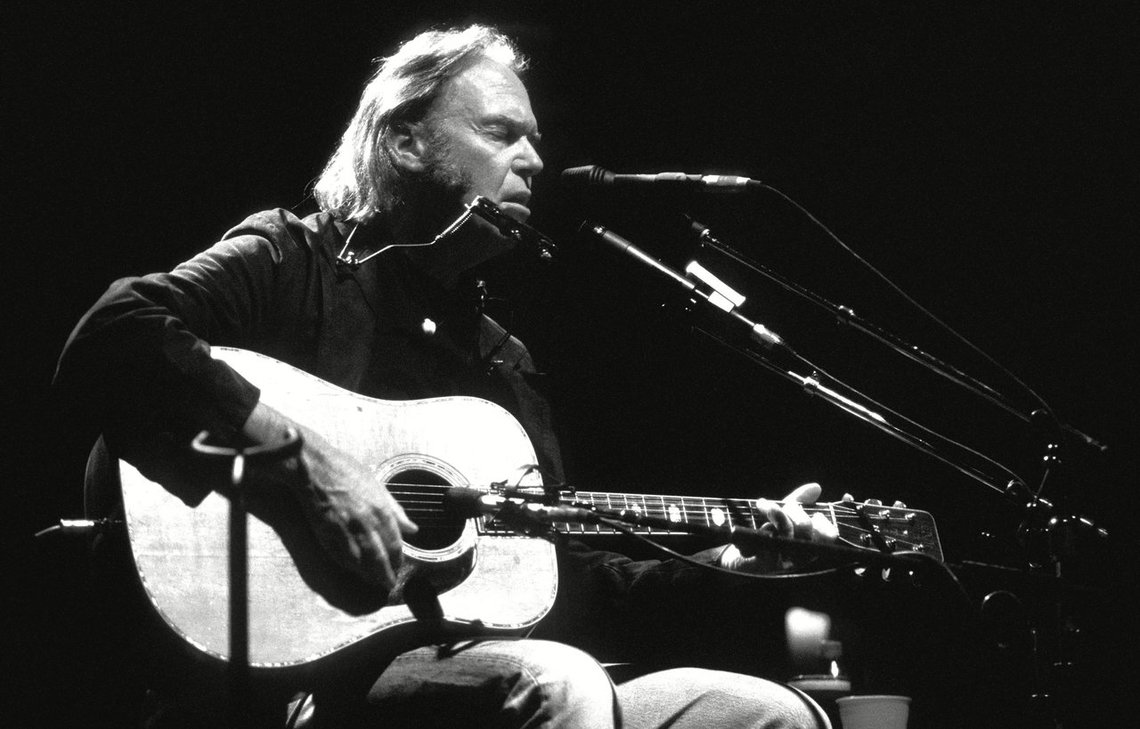 Neil Young i kjent positur, med kassegitaren på fanget. Foto: Andrew Fosker /REX/ NTB Neil Young i kjent positur, med kassegitaren på fanget. Foto: Andrew Fosker /REX/ NTB