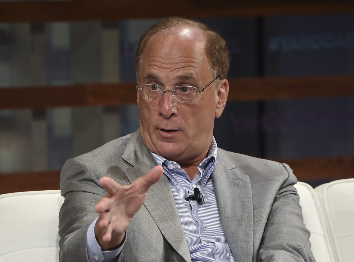 Larry Fink er sjef for verdens største hegdefond Blackrock, og omtales som "Kongen av Wall Street". I januar møtte han statsminister Jonas Gahr Støre. De er enige om at det må bli tettere bånd mellom politikk og finans, som ikke de båndene var tette nok som de er. Foto: Evan Agostini / Invision / AP / NTB Larry Fink er sjef for verdens største hegdefond Blackrock, og omtales som "Kongen av Wall Street". I januar møtte han statsminister Jonas Gahr Støre. De er enige om at det må bli tettere bånd mellom politikk og finans, som ikke de båndene var tette nok som de er. Foto: Evan Agostini / Invision / AP / NTB