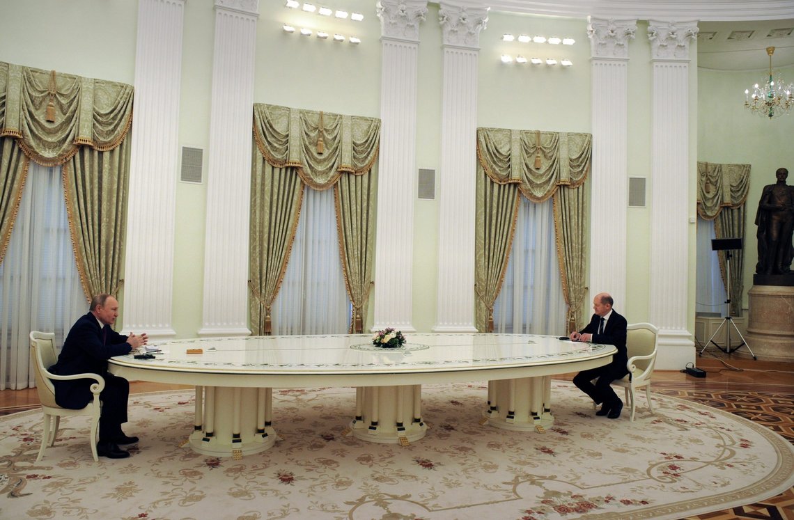 Scholz ville ikke la seg teste av russerne og dermed ble løsningen et seks meter langt bord, akkurat som med Macron. Russian President Vladimir Putin, left, and German Chancellor Olaf Scholz during their talks in the Kremlin in Moscow, Russia, Tuesday, Feb. 15, 2022. (Mikhail Klimentyev, Sputnik, Kremlin Pool Photo via AP) Scholz ville ikke la seg teste av russerne og dermed ble løsningen et seks meter langt bord, akkurat som med Macron. Russian President Vladimir Putin, left, and German Chancellor Olaf Scholz during their talks in the Kremlin in Moscow, Russia, Tuesday, Feb. 15, 2022. (Mikhail Klimentyev, Sputnik, Kremlin Pool Photo via AP)