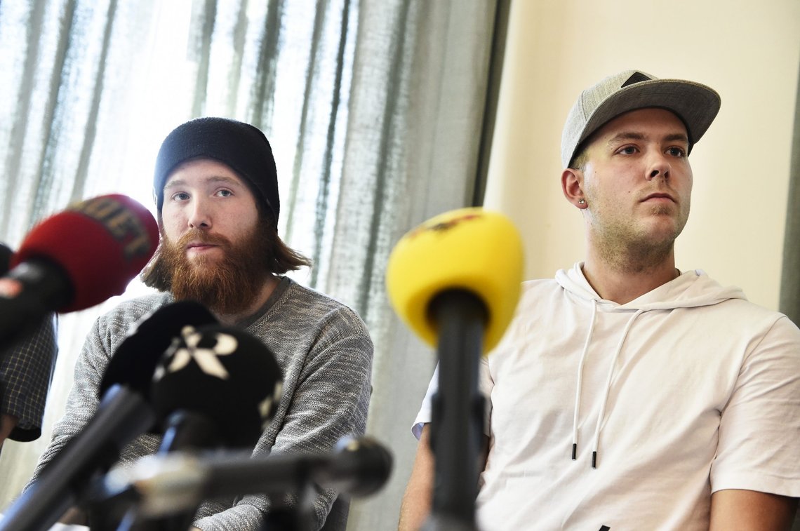 STOCKHOLM, SVERIGE 20170519.
Robin Dahlén og Christian Karlsson, det svenske brødreparet som fikk skylden for dødsfallet til fire år gamle Kevin i 1998, ble tirsdag ettermiddag renvasket. Da de fikk skylden var de fem og sju år gamle.
Bildet er fra en pressekonferanse i Stockholm 19. mai, 2017.
Foto: Noella Johansson/TT / NTB STOCKHOLM, SVERIGE 20170519.
Robin Dahlén og Christian Karlsson, det svenske brødreparet som fikk skylden for dødsfallet til fire år gamle Kevin i 1998, ble tirsdag ettermiddag renvasket. Da de fikk skylden var de fem og sju år gamle.
Bildet er fra en pressekonferanse i Stockholm 19. mai, 2017.
Foto: Noella Johansson/TT / NTB