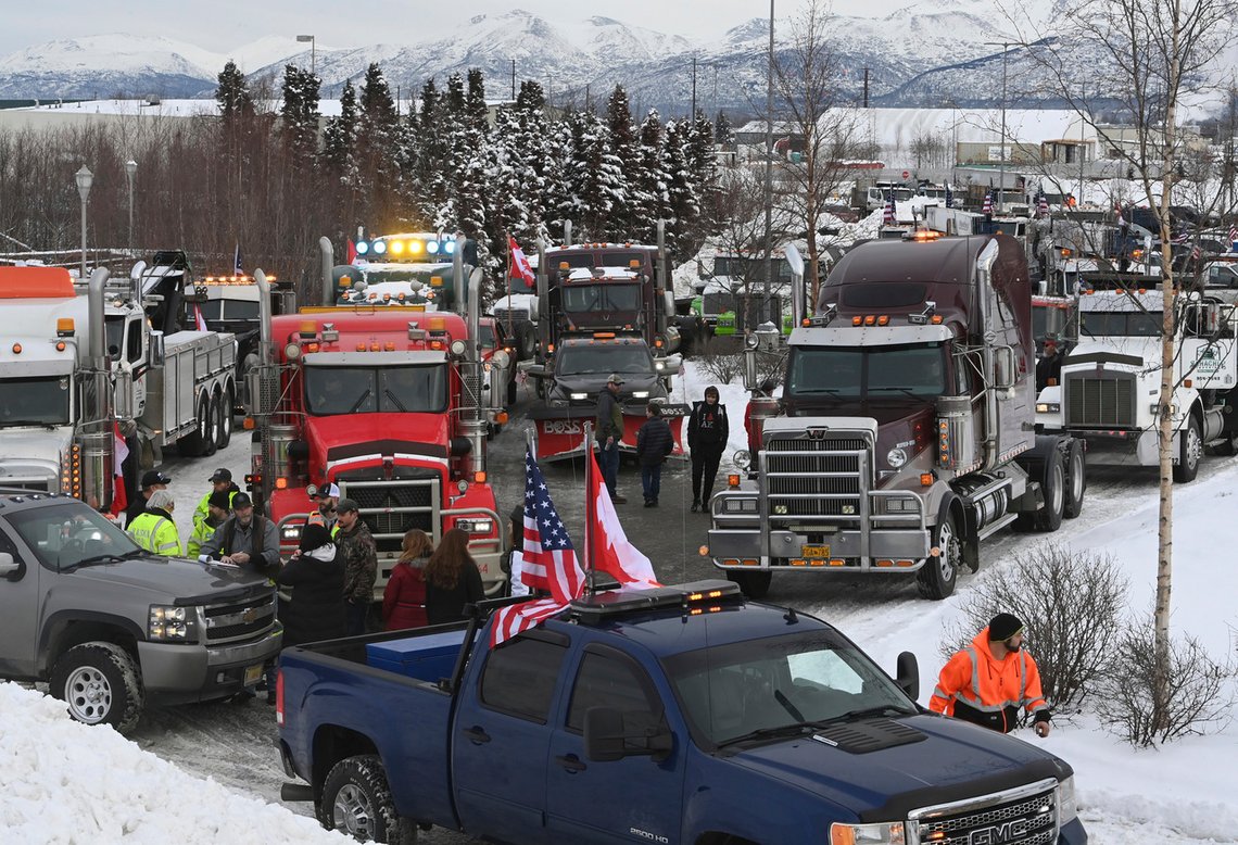 Freedom Convoy har truffet en nerve. Her en støttedemonstrasjon i Alaska. I Norge arrangeres støttedemonstrasjon 19. februar. Foto: Bill Roth/ Anchorage Daily News/ AP/ NTB Freedom Convoy har truffet en nerve. Her en støttedemonstrasjon i Alaska. I Norge arrangeres støttedemonstrasjon 19. februar. Foto: Bill Roth/ Anchorage Daily News/ AP/ NTB