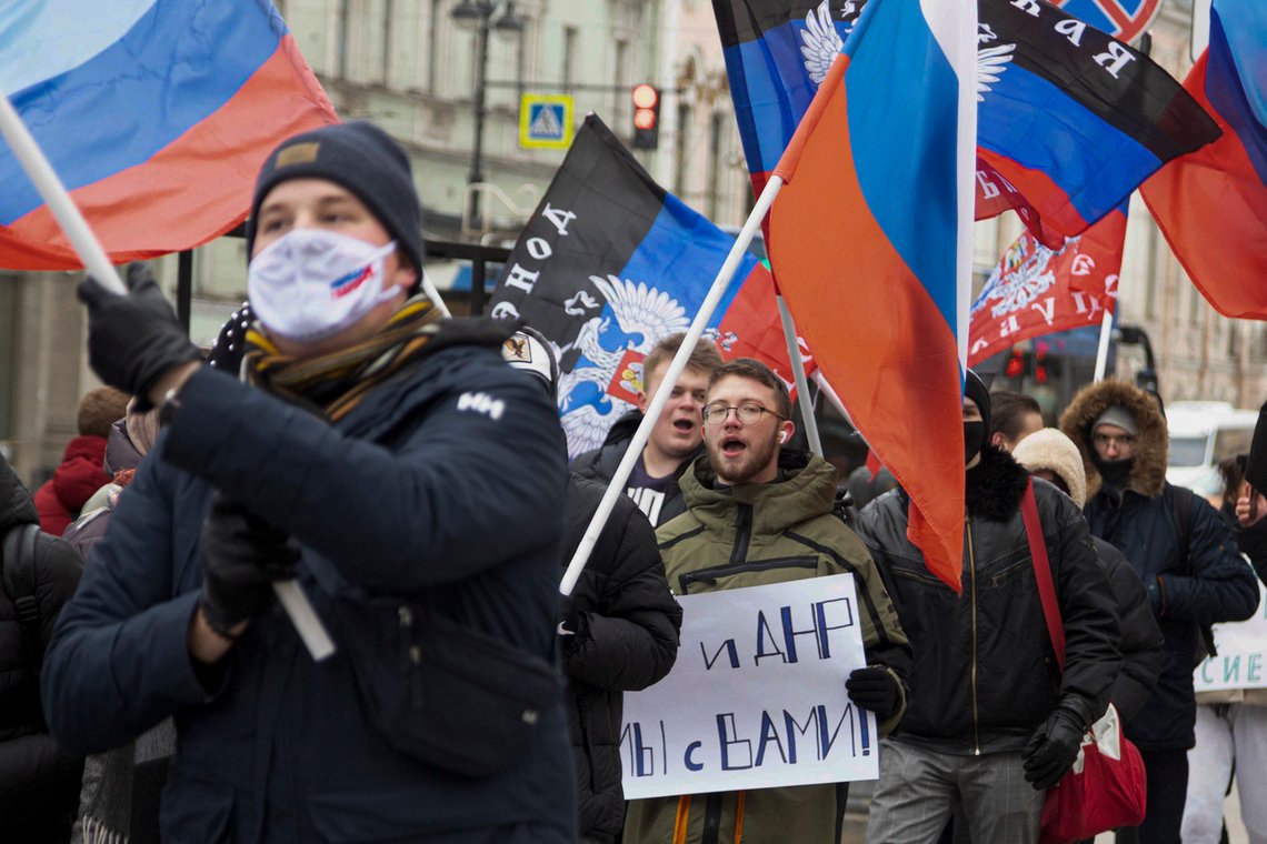 Russland beskyldehotor Ukraina for å rette artilleri mot boligområder i Donbas. Donetsk-regionen har en stor andel russere og her kan man se en demonstrasjon for et par dager siden, til støtte for invasjonesstyrkene. Foto: AP /Ivan Petrov /NTB Russland beskyldehotor Ukraina for å rette artilleri mot boligområder i Donbas. Donetsk-regionen har en stor andel russere og her kan man se en demonstrasjon for et par dager siden, til støtte for invasjonesstyrkene. Foto: AP /Ivan Petrov /NTB